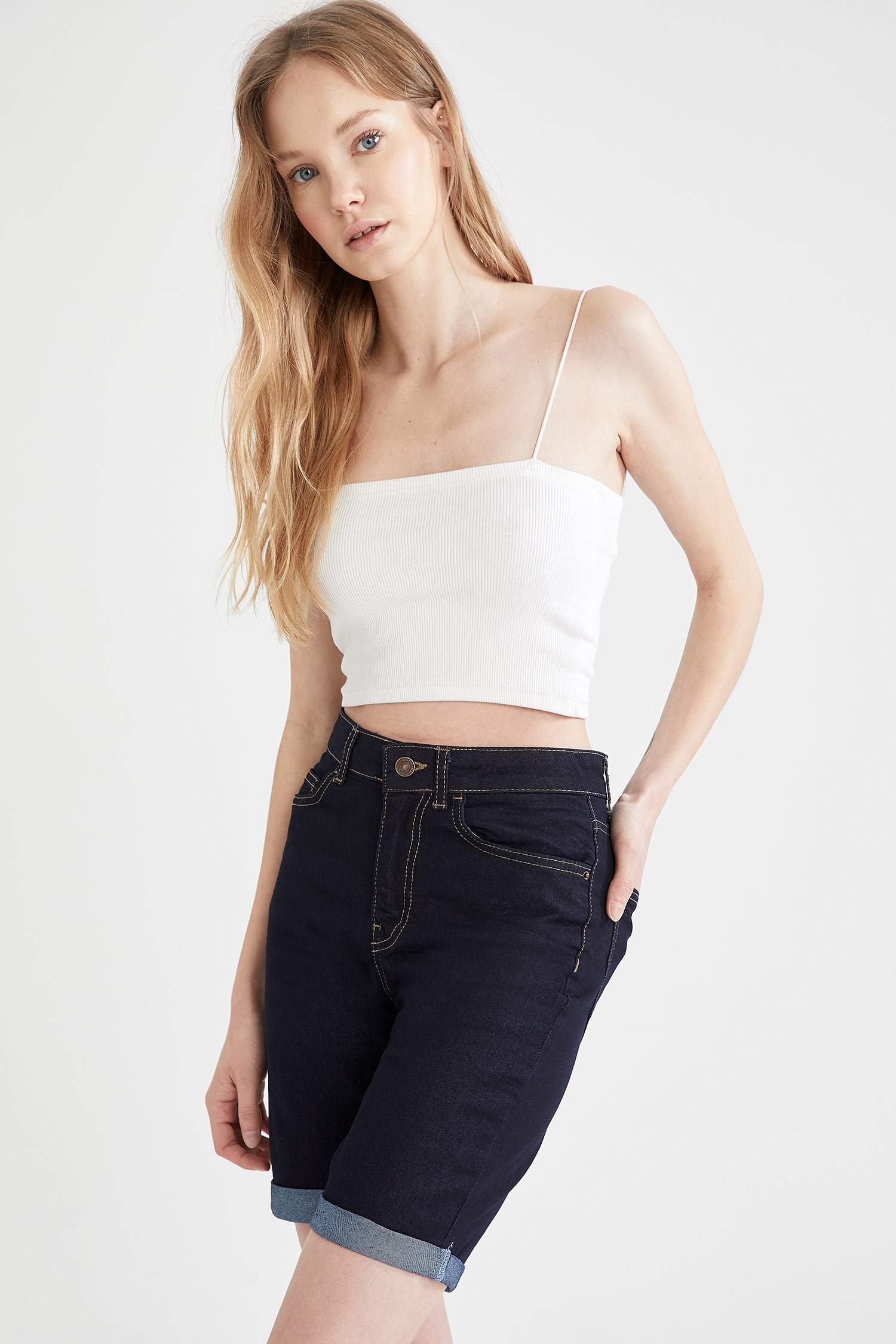Katlama Paça Detaylı Slim Fit Jean Bermuda Şort