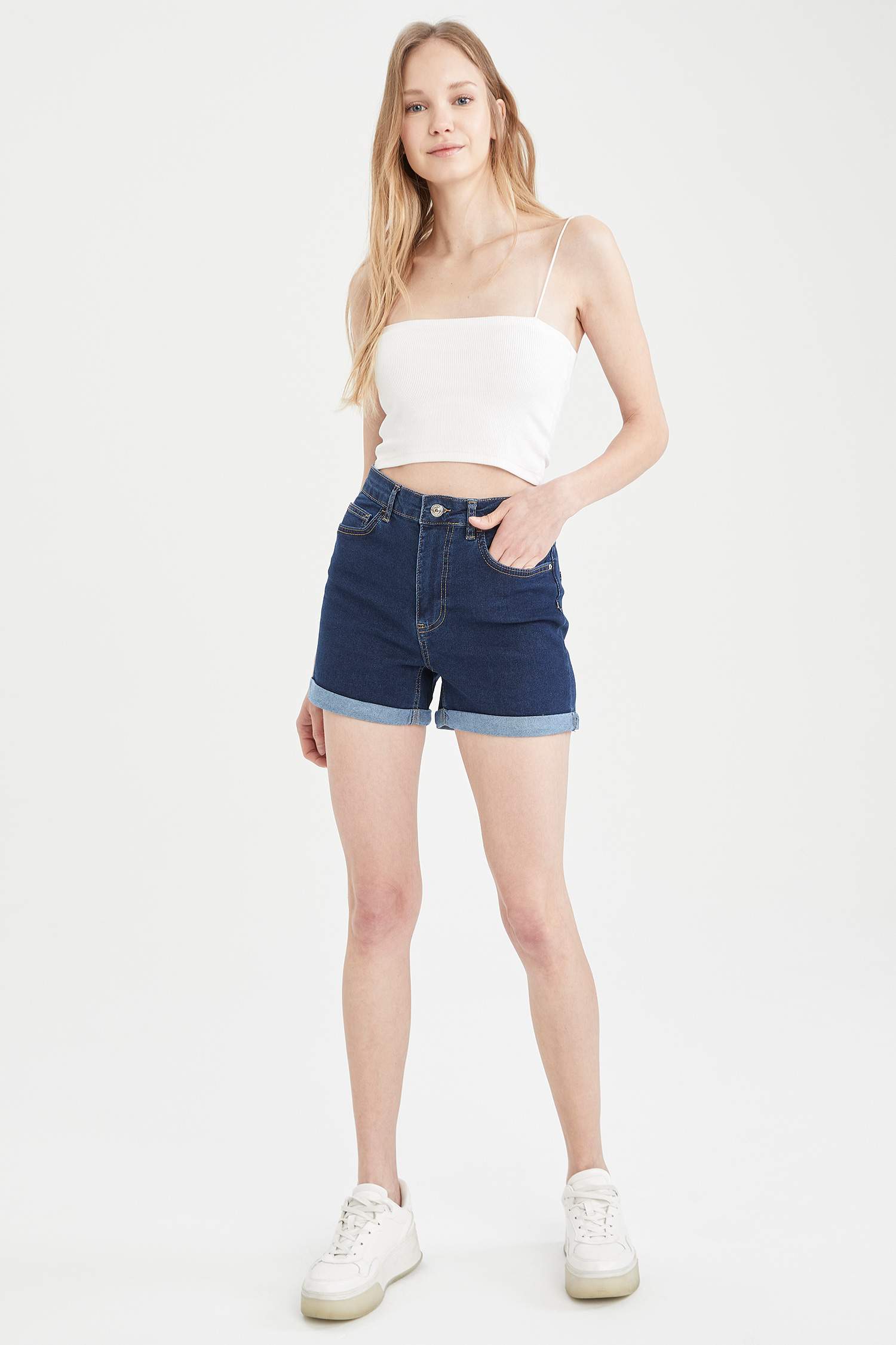 Paçası Katlama Detaylı Mini Jean Şort