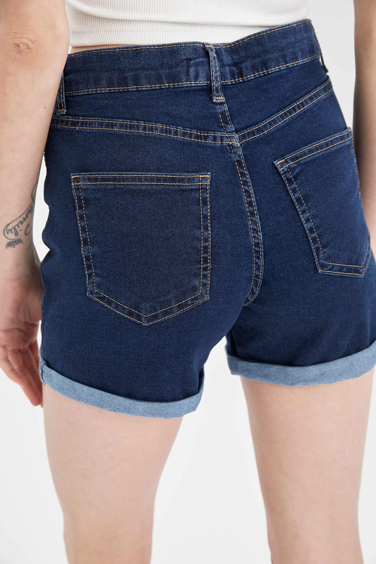 Paçası Katlama Detaylı Mini Jean Şort