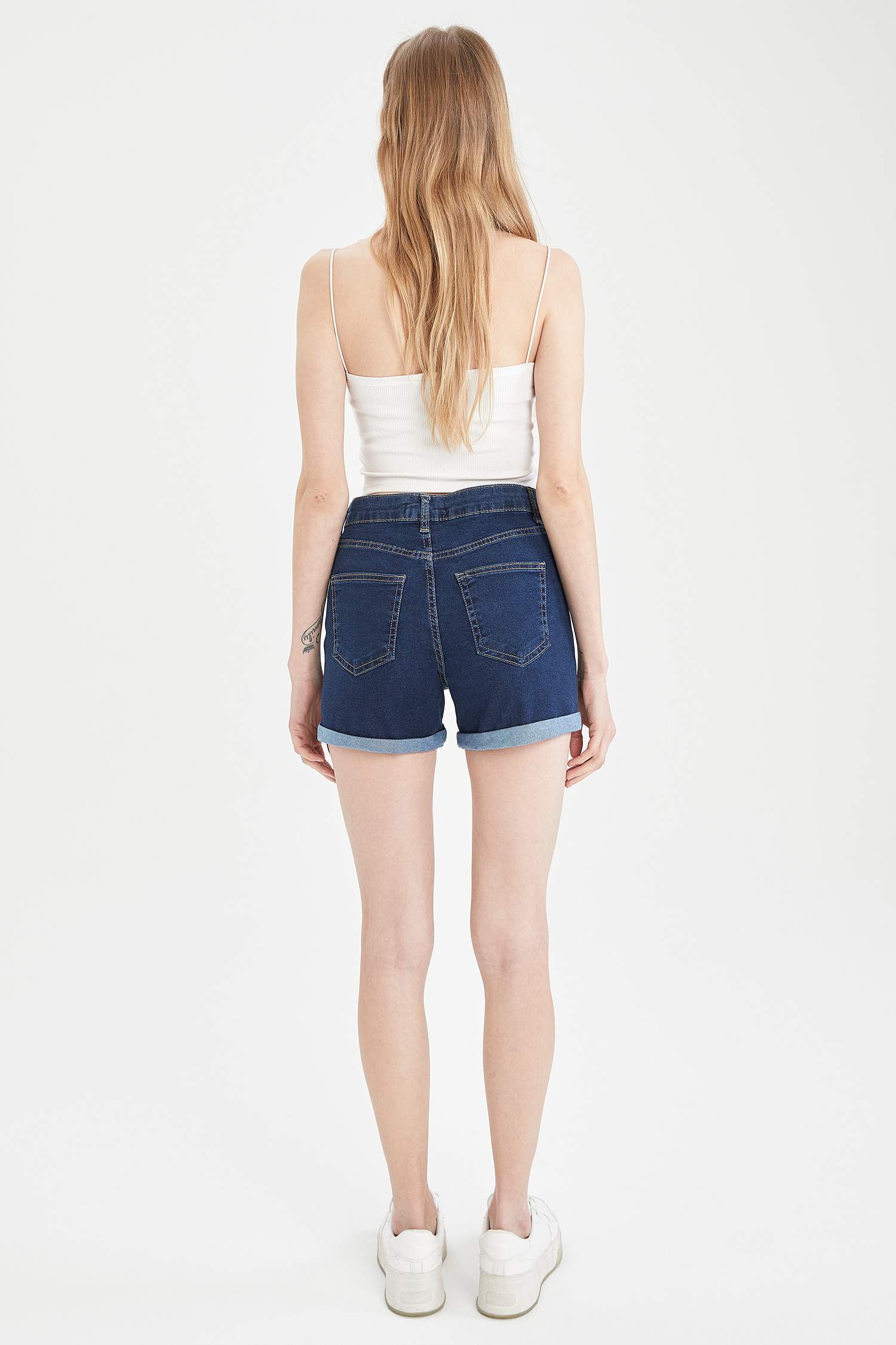 Paçası Katlama Detaylı Mini Jean Şort