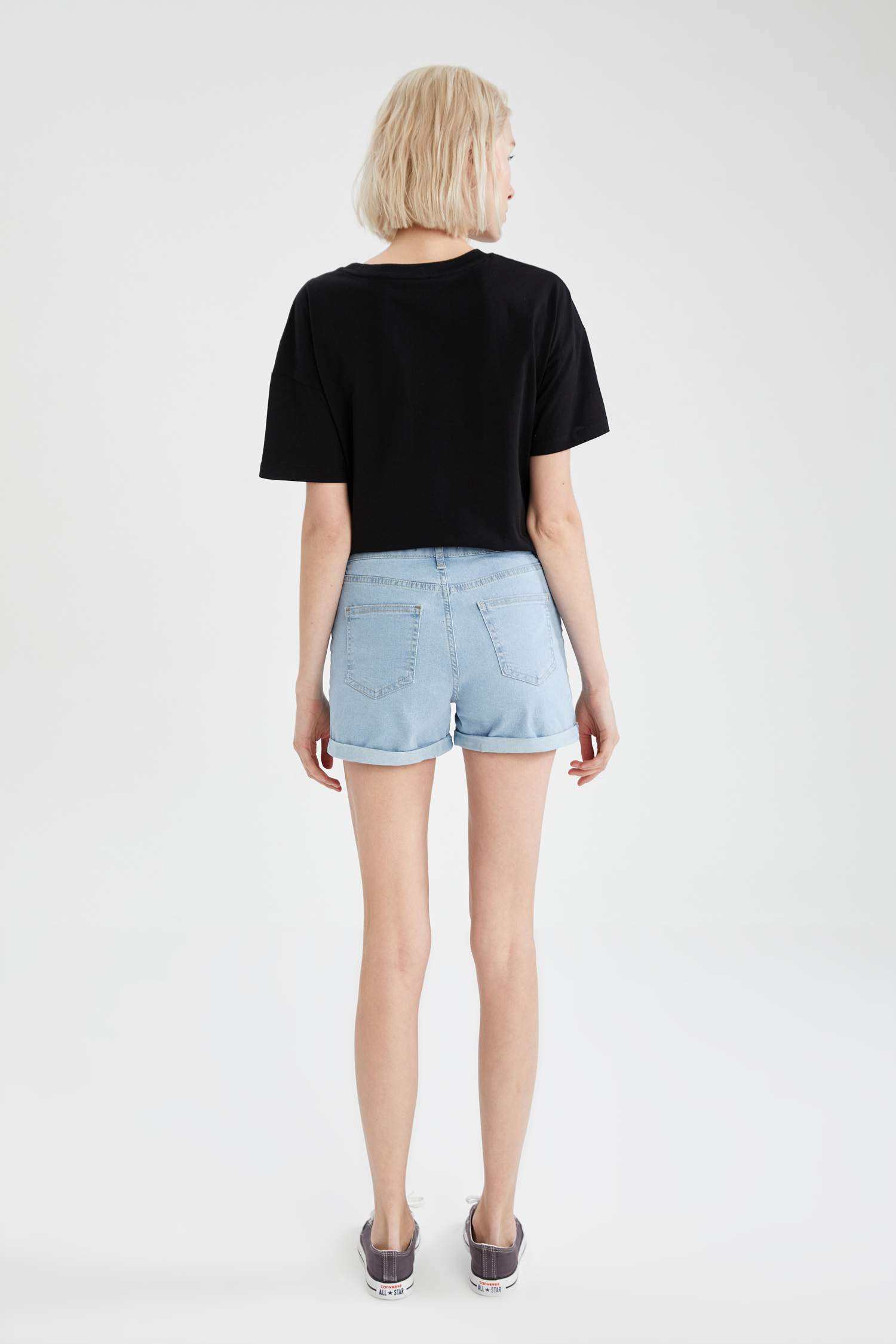 Katlama Detaylı Slim Fit Mini Jean Şort