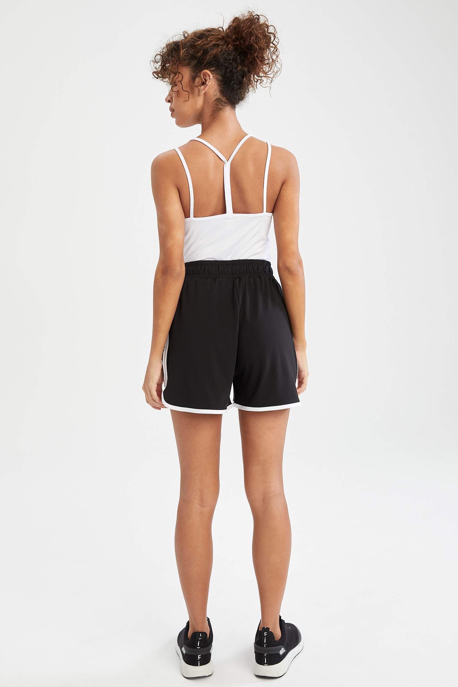 Yazı Baskılı Şerit Detaylı Relax Fit Mini Şort