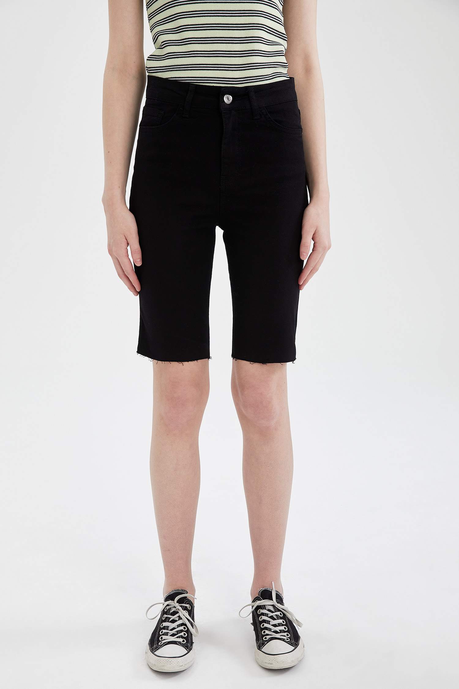 Paçası Yırtık Detaylı Skinny Fit Bermuda Şort