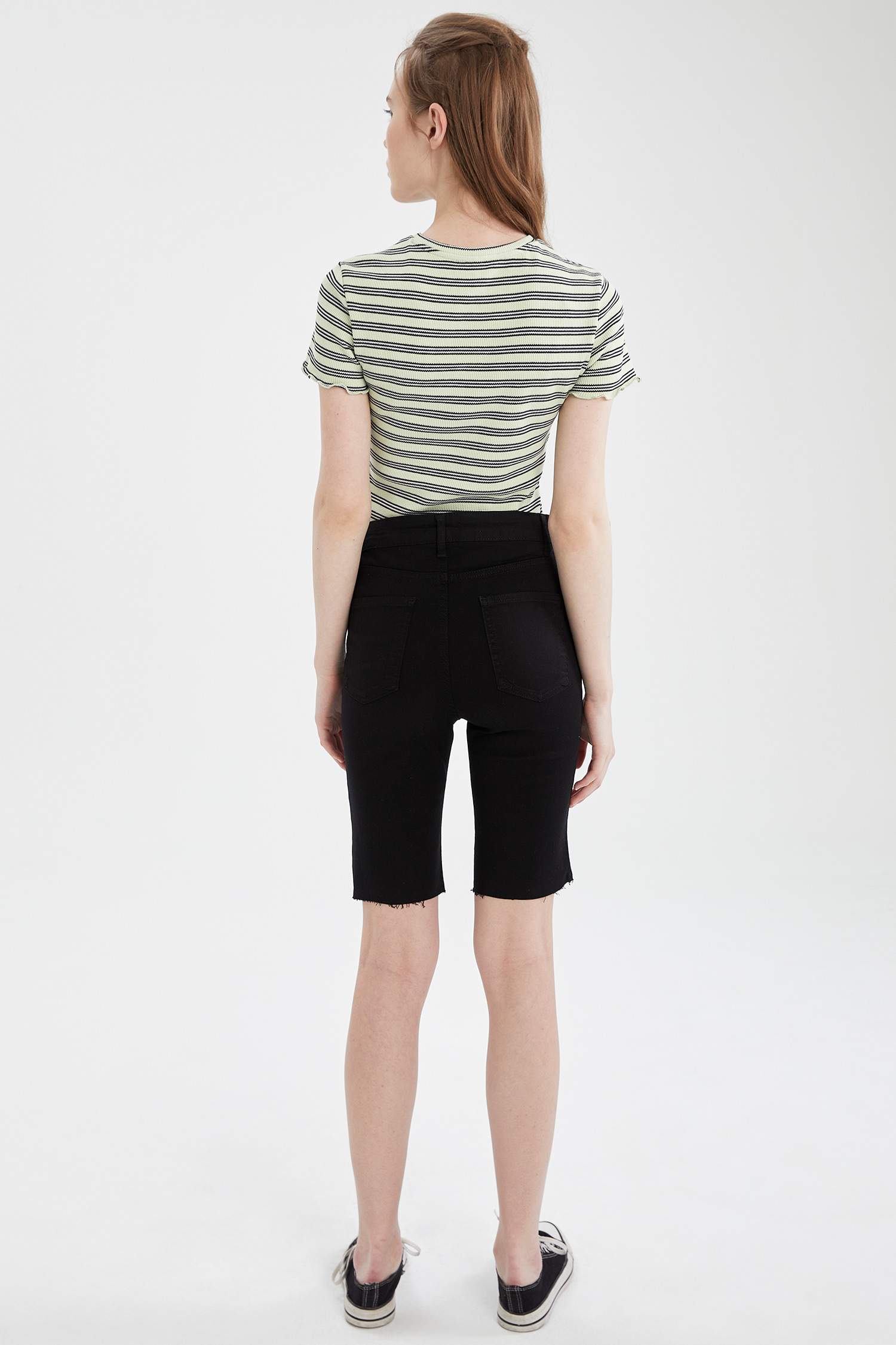 Paçası Yırtık Detaylı Skinny Fit Bermuda Şort