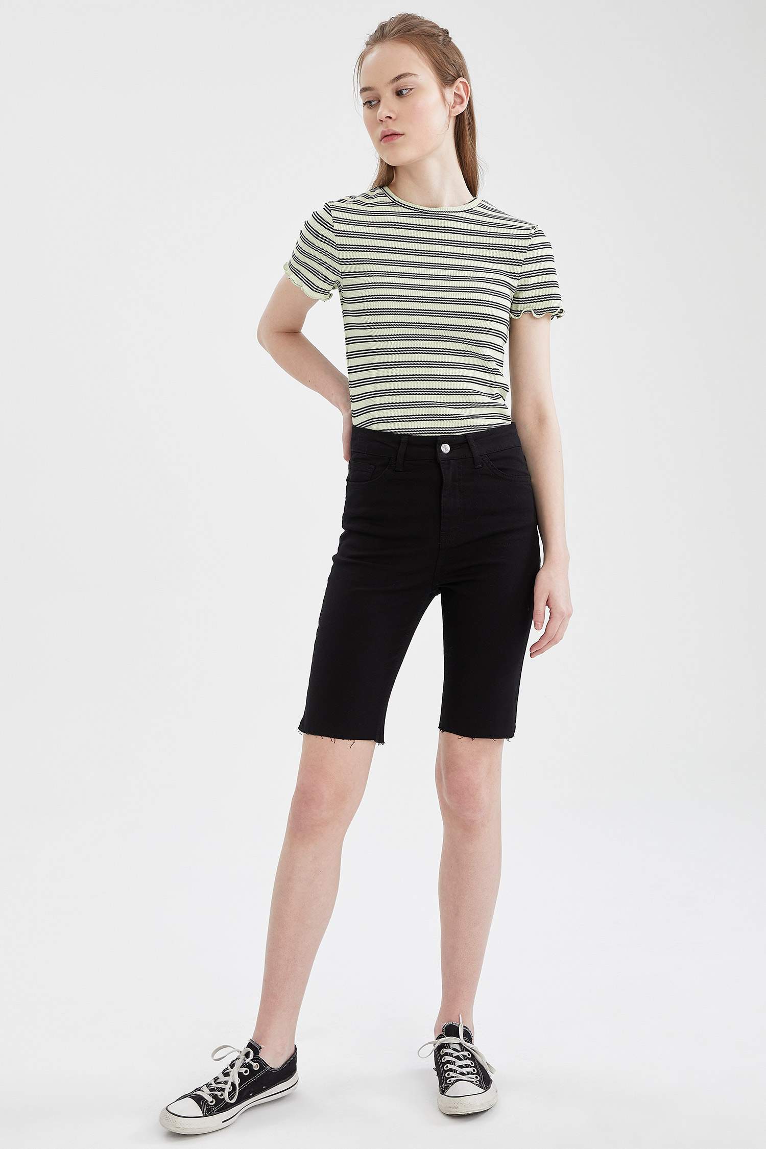 Paçası Yırtık Detaylı Skinny Fit Bermuda Şort