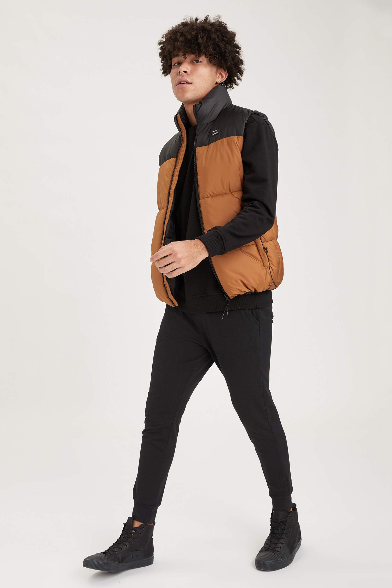 Regular Fit Dik Yaka Renk Bloklu Şişme Yelek