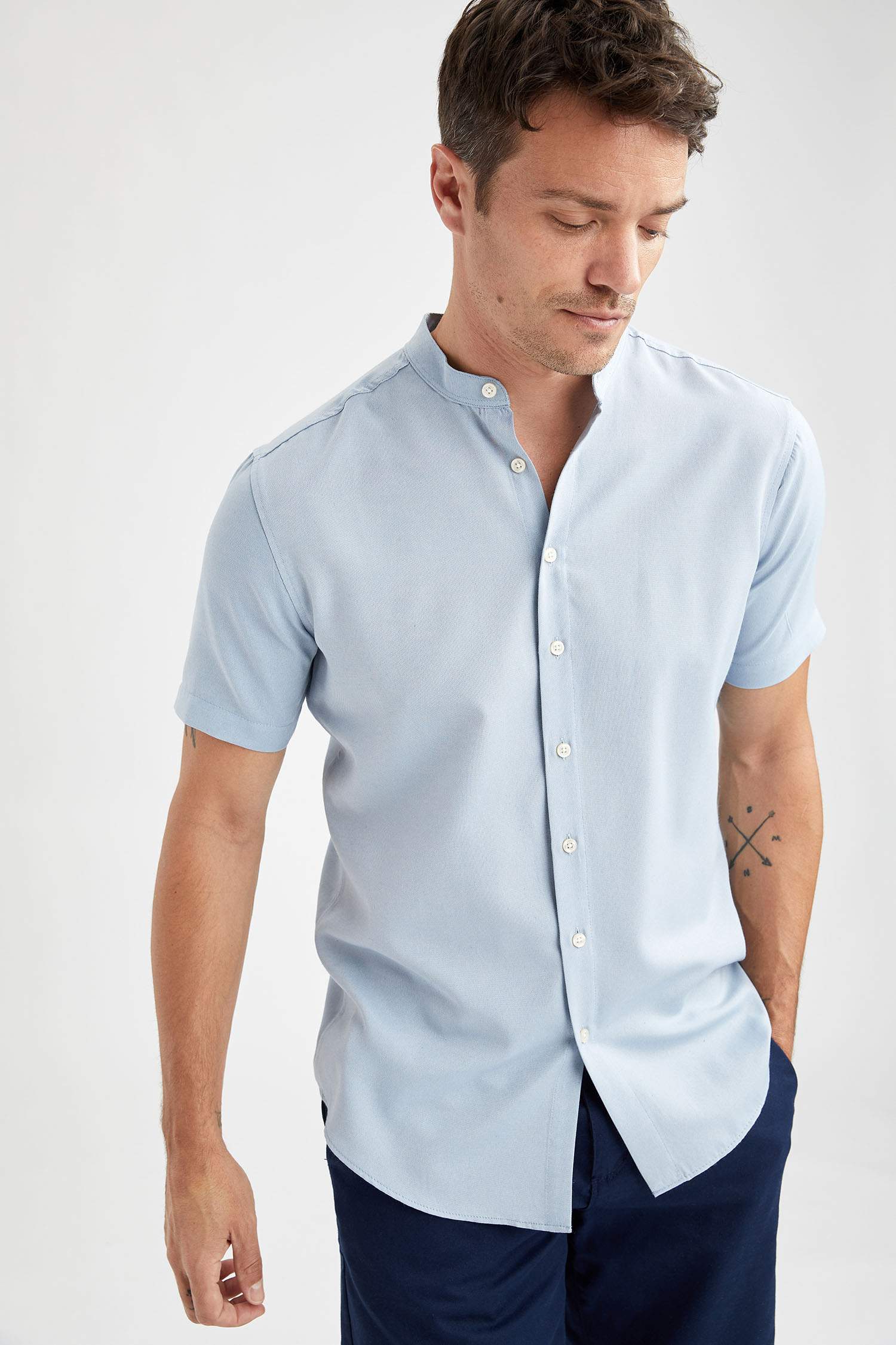 Modern Fit Hakim Yaka Kısa Kollu Gömlek