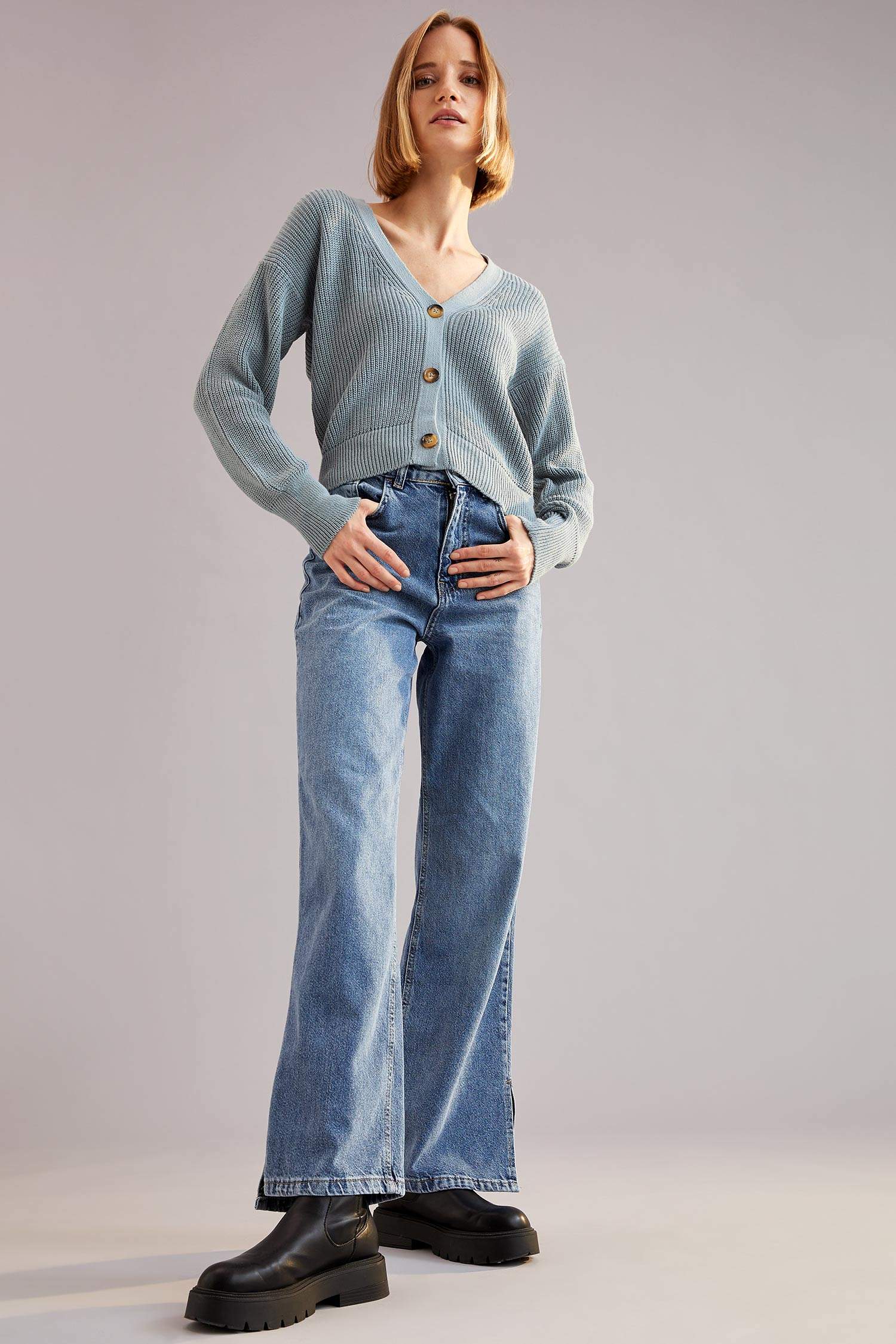 V Yaka Düğmeli Oversize Fit Triko Hırka