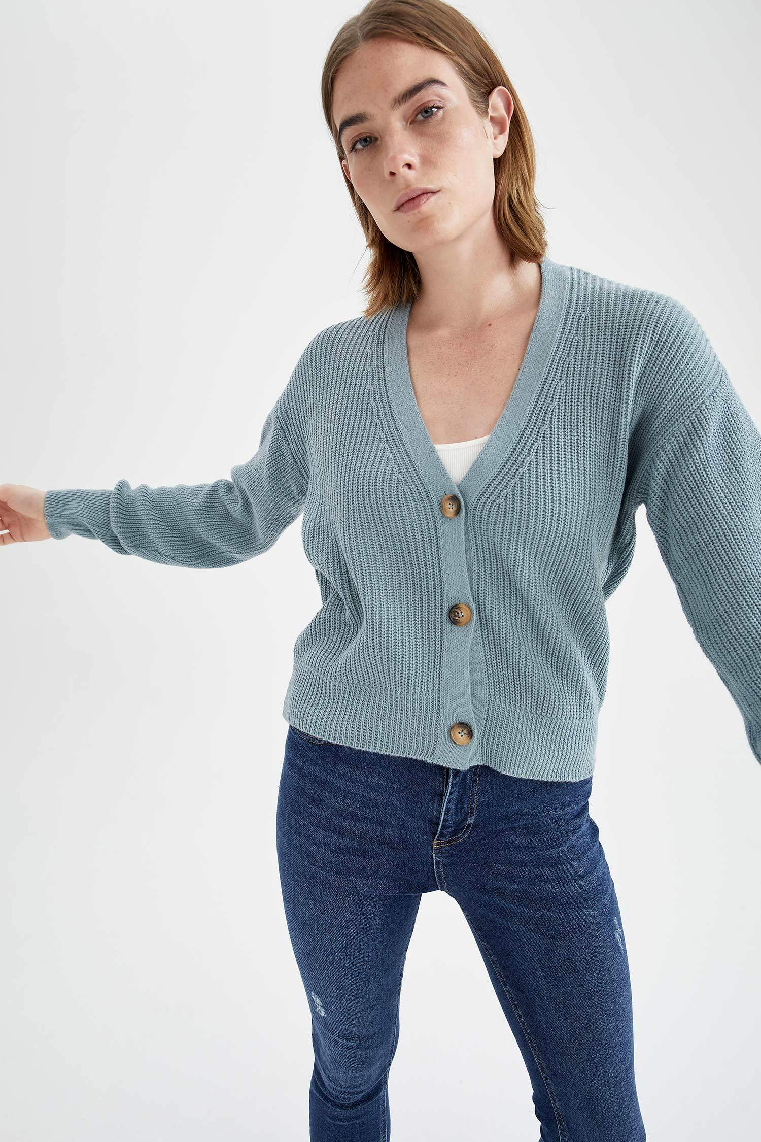 V Yaka Düğmeli Oversize Fit Triko Hırka