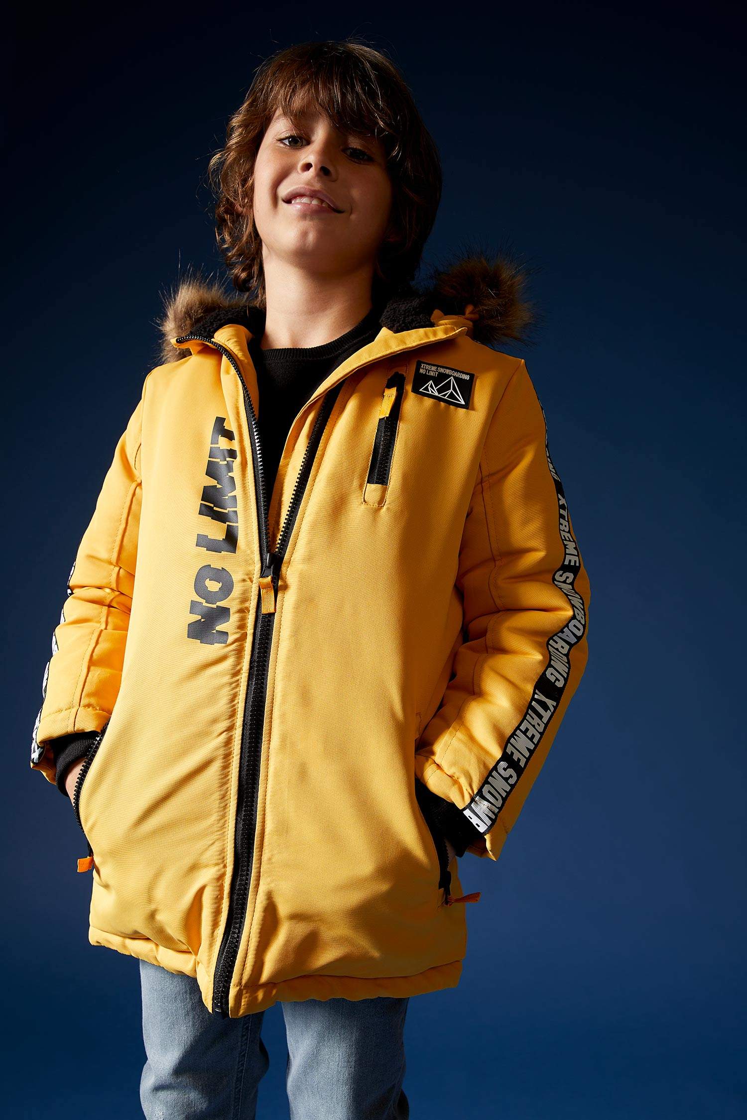 Erkek Çocuk Regular Fit Yazı Baskılı Çıkarılabilir Peluş Astarlı Kapüşonlu Parka