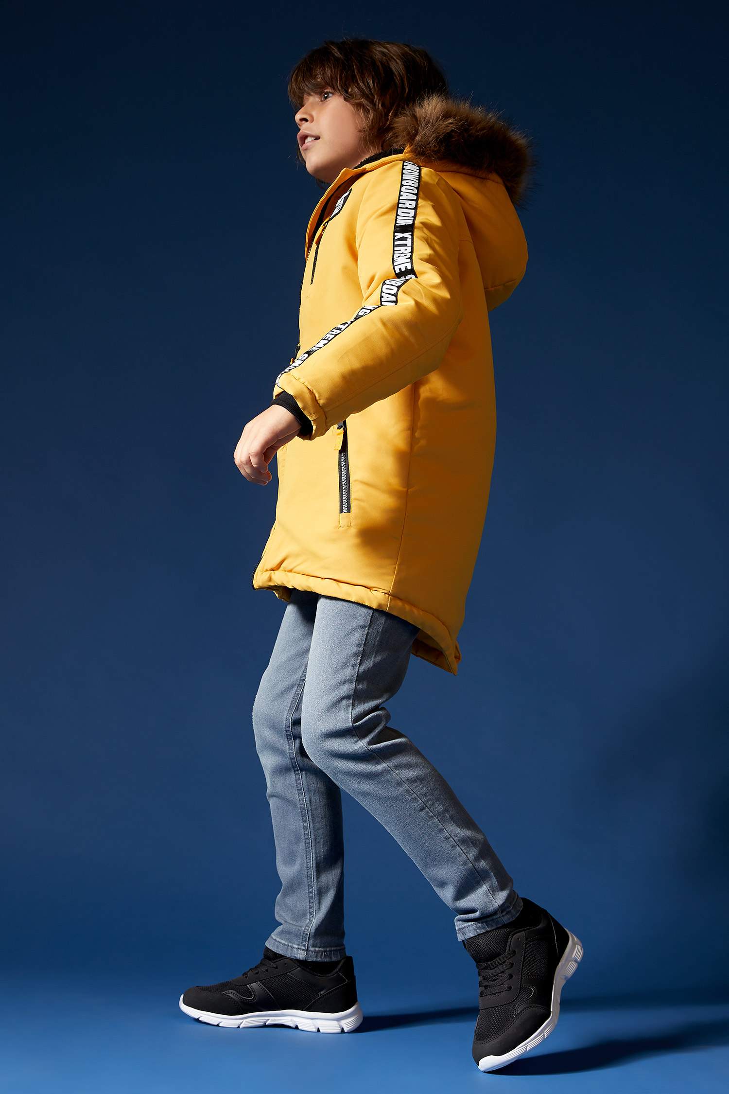 Erkek Çocuk Regular Fit Yazı Baskılı Çıkarılabilir Peluş Astarlı Kapüşonlu Parka