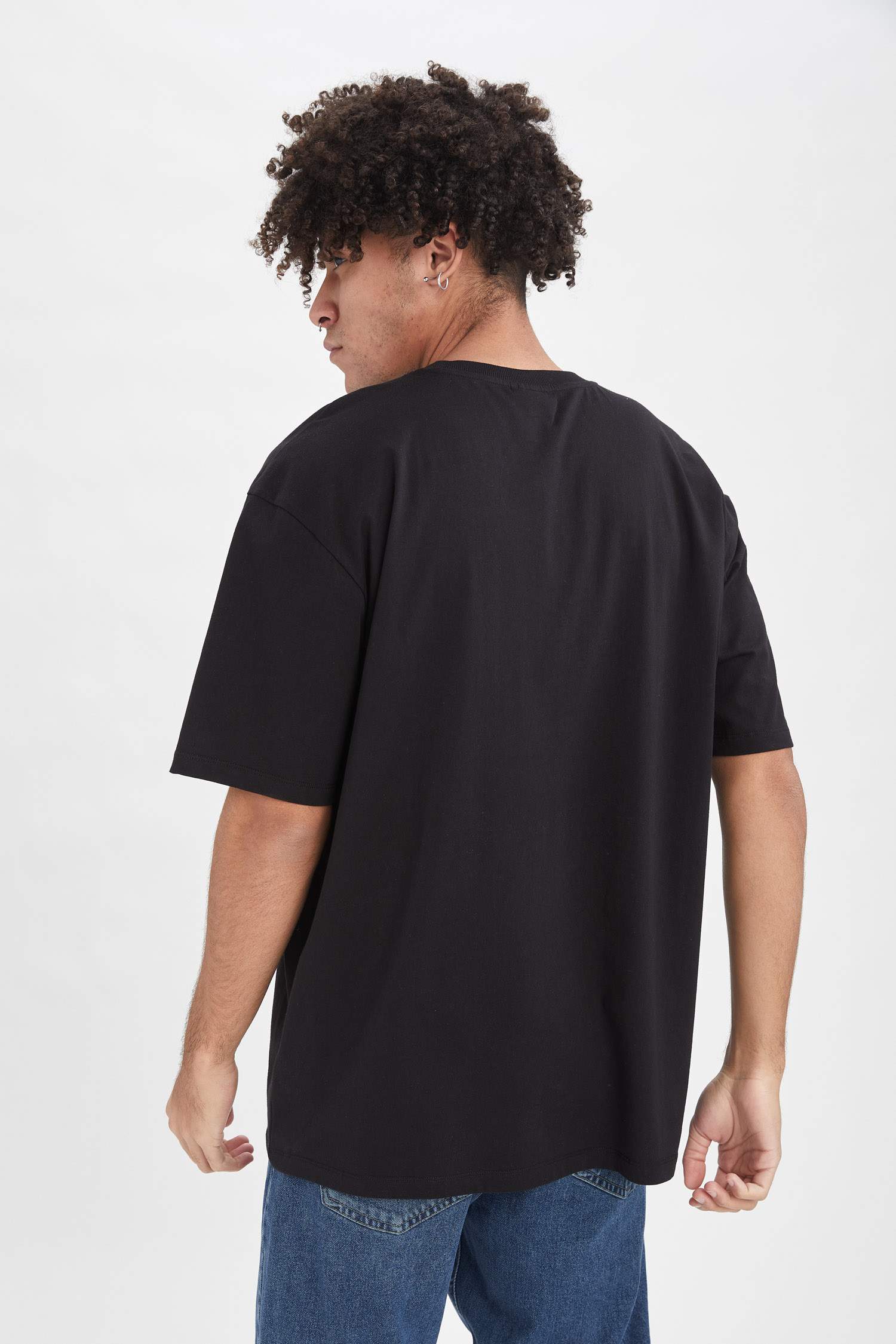Defacto Oversize Fit League of Legends Lisanslı Yasuo Baskılı Kısa Kollu Tişört. 4 Defacto Oversize Fit League of Legends Lisanslı Yasuo Baskılı Kısa Kollu Tişört. 4