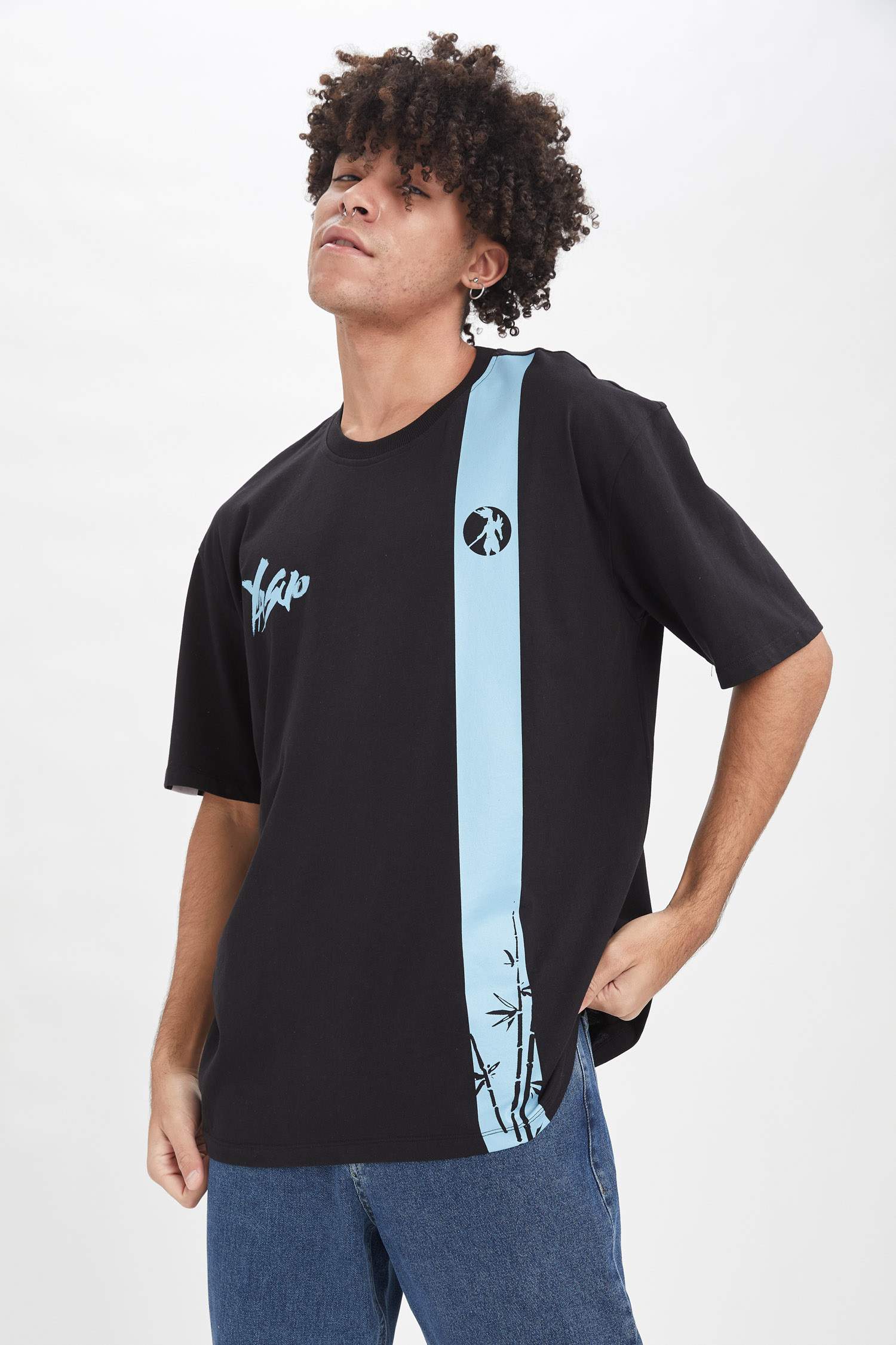Defacto Oversize Fit League of Legends Lisanslı Yasuo Baskılı Kısa Kollu Tişört. 6 Defacto Oversize Fit League of Legends Lisanslı Yasuo Baskılı Kısa Kollu Tişört. 6