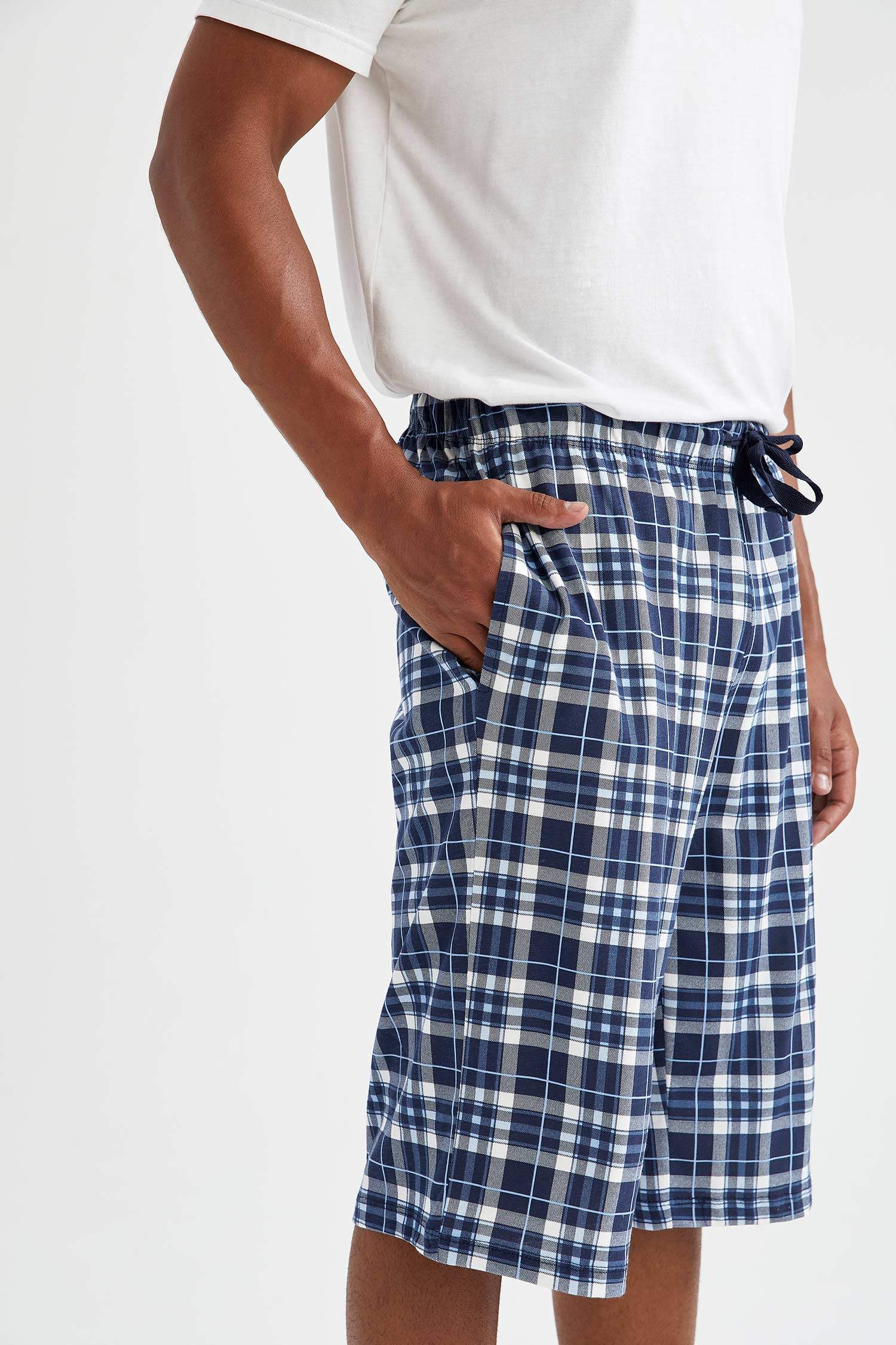 Regular Fit Kare Desenli Şort