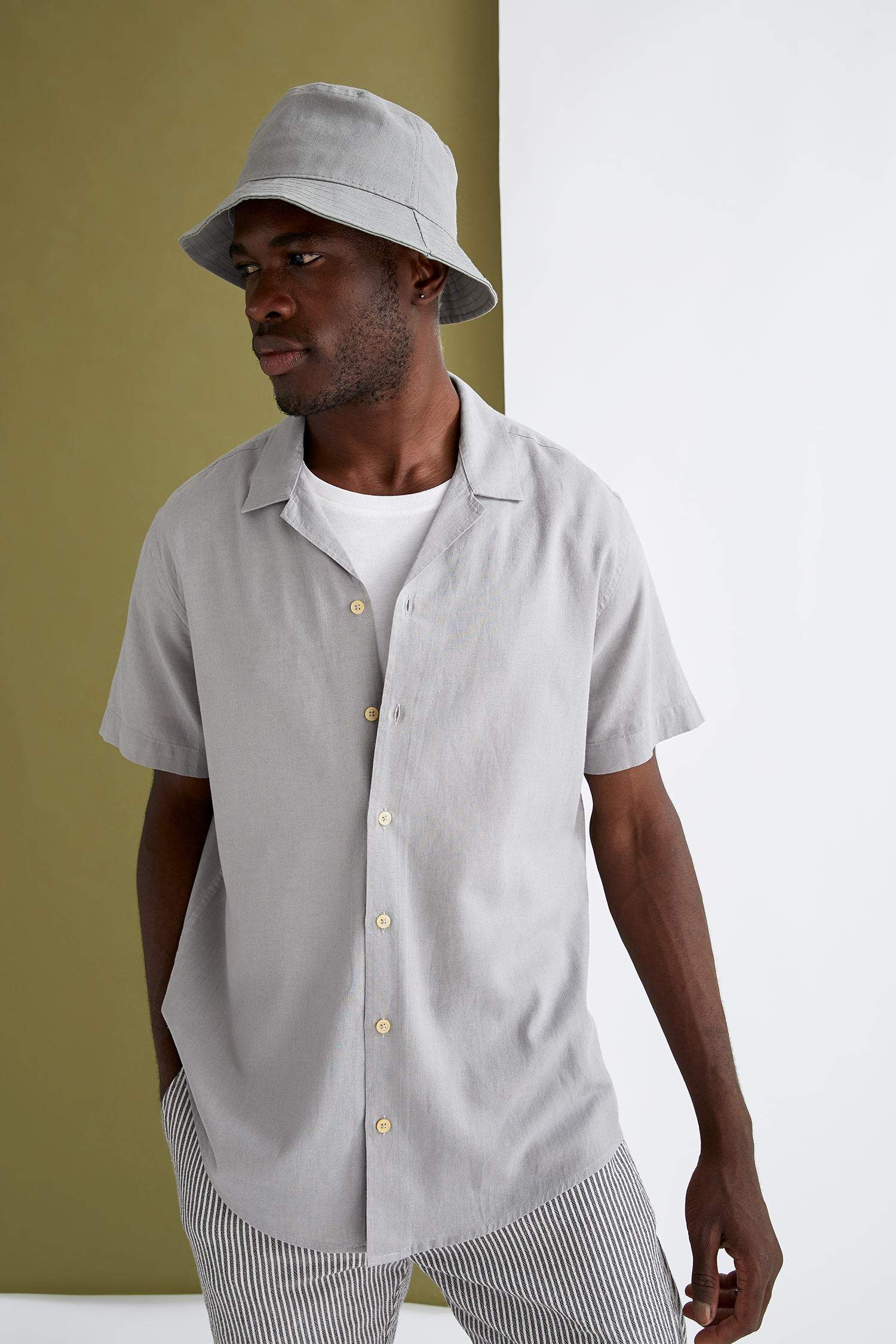Modern Fit Apaş Yaka Keten Karışımlı Kısa Kollu Gömlek