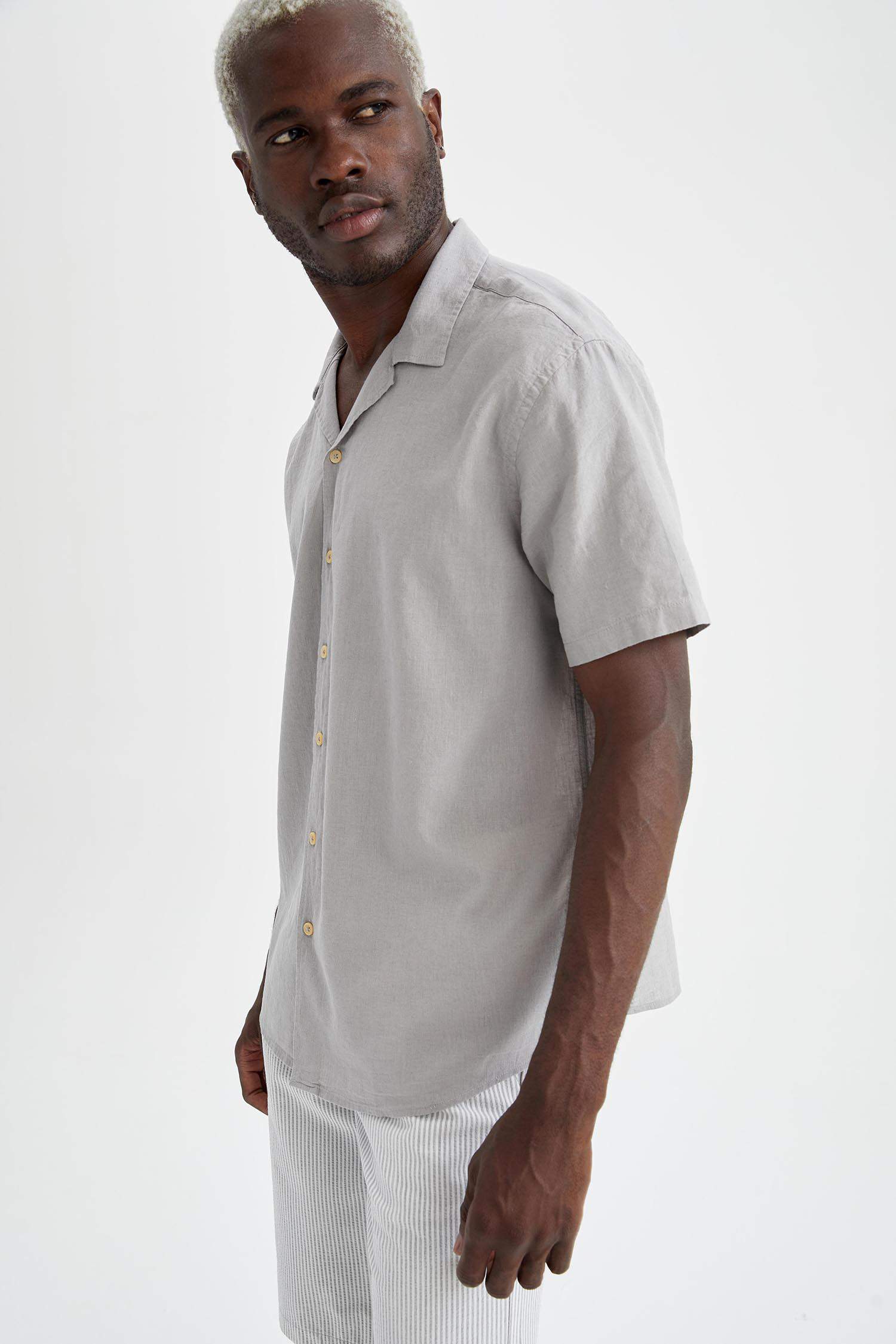 Modern Fit Apaş Yaka Keten Karışımlı Kısa Kollu Gömlek