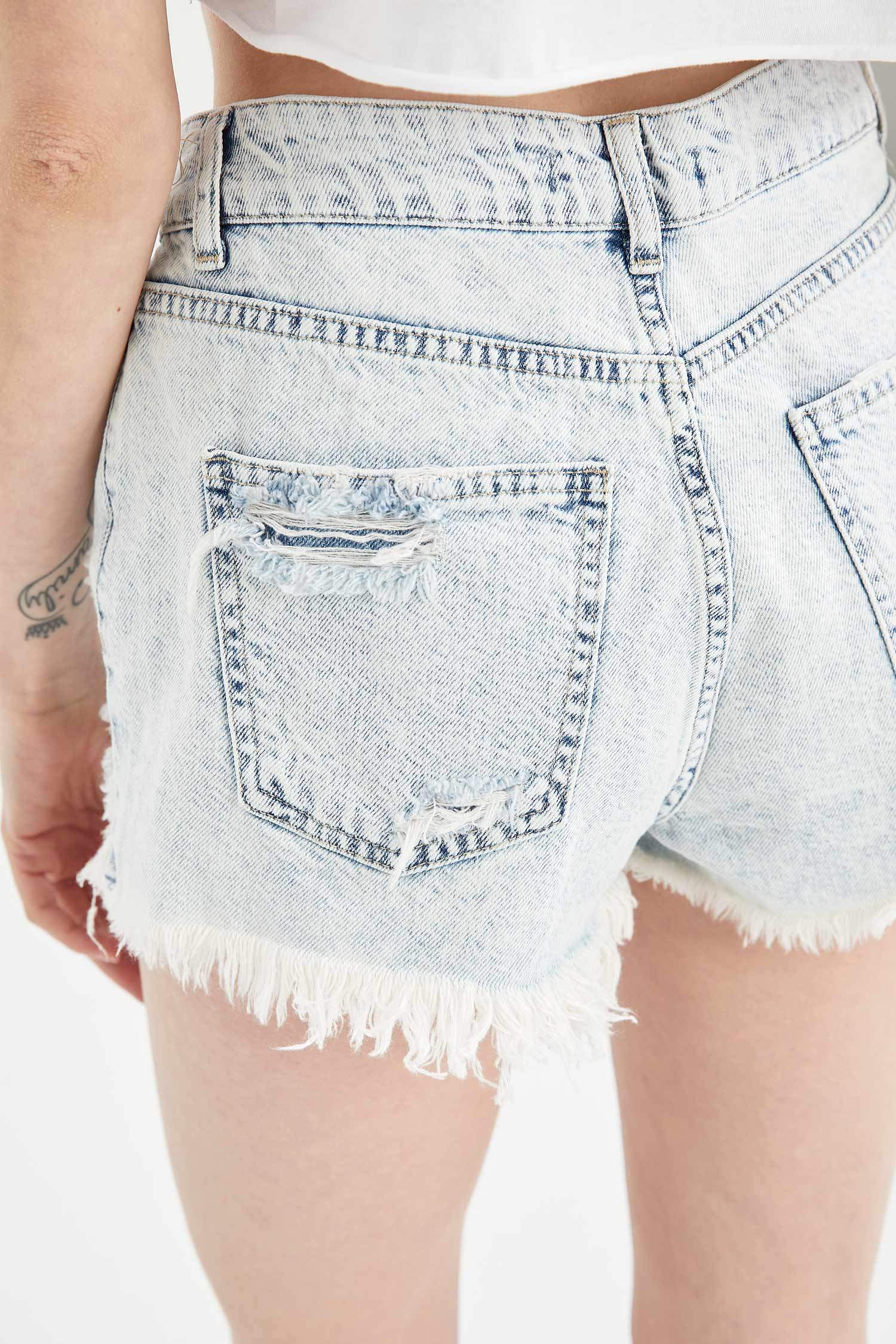 Yüksek Bel Yırtık Detaylı Jean Mini Şort