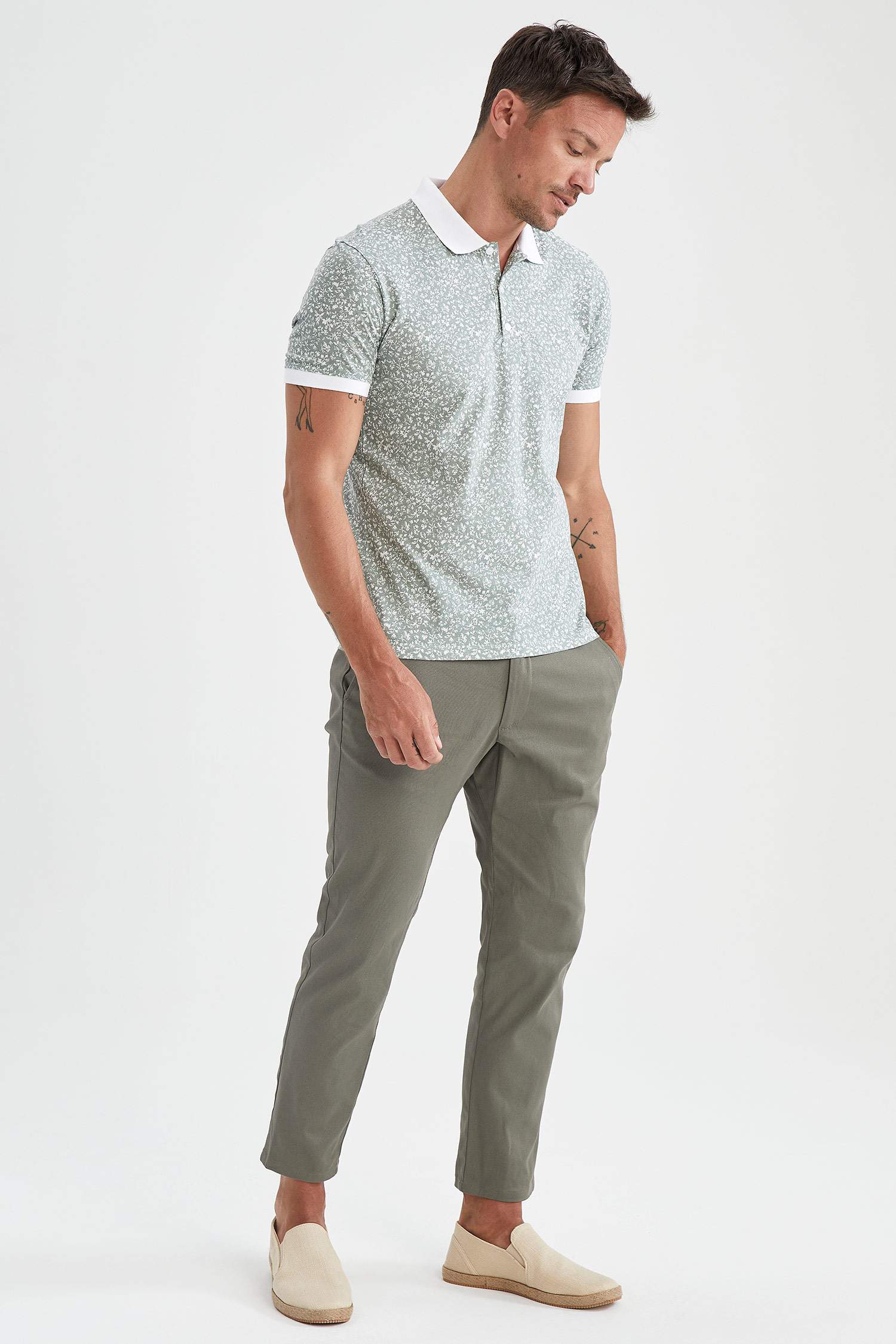 Slim Fit Polo Yaka Çiçek Desenli Kısa Kollu Tişört