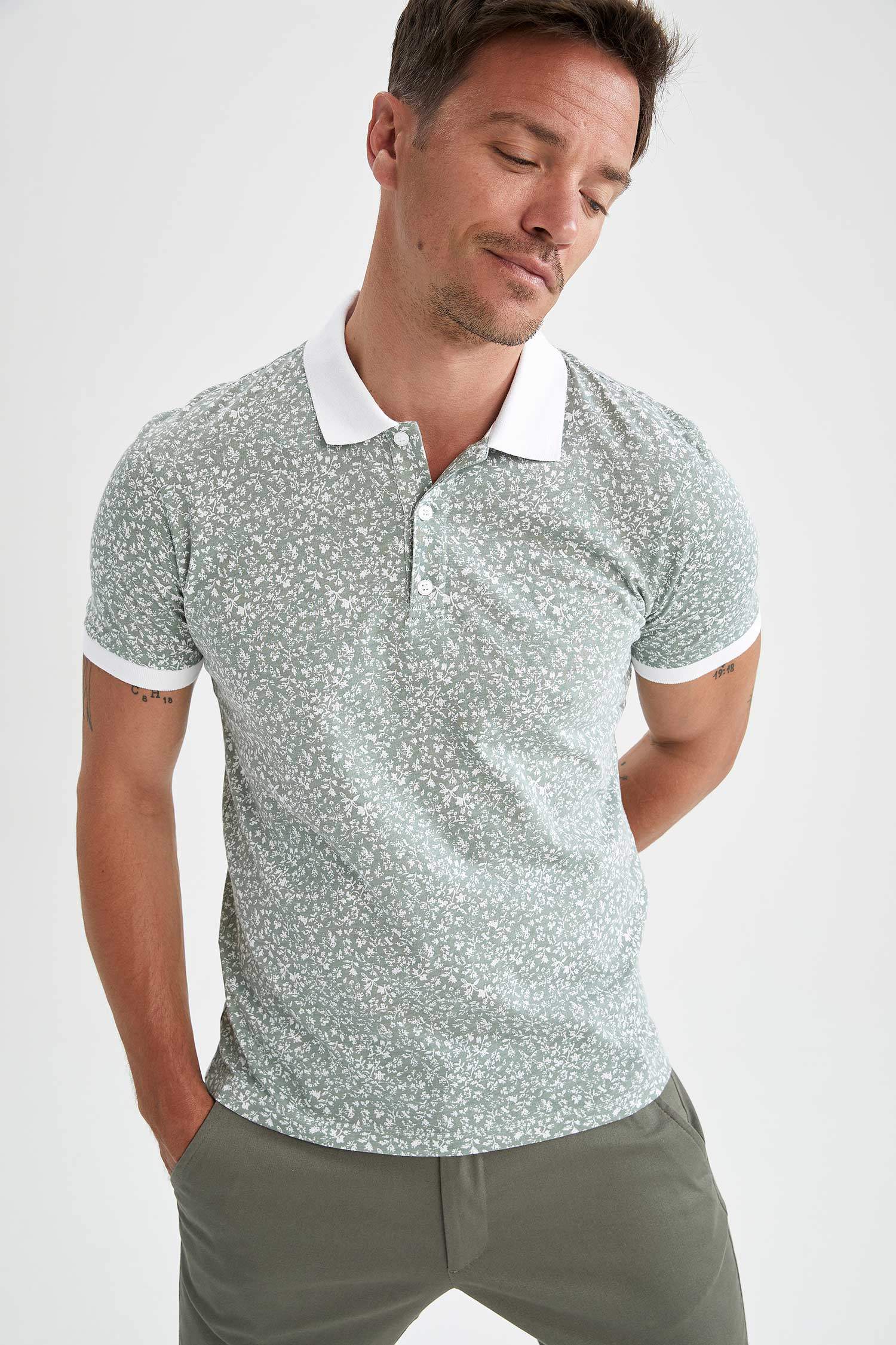Slim Fit Polo Yaka Çiçek Desenli Kısa Kollu Tişört