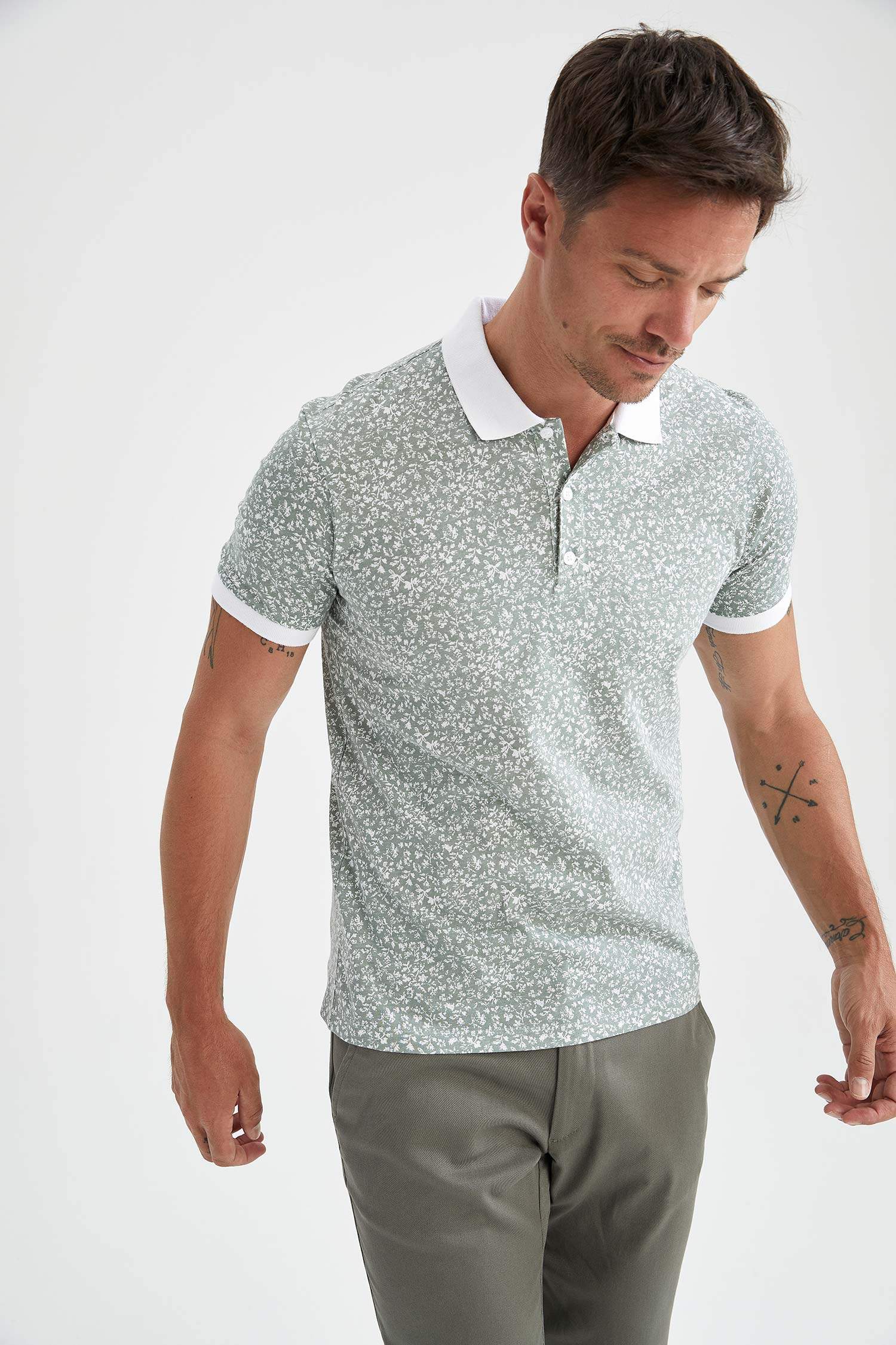 Slim Fit Polo Yaka Çiçek Desenli Kısa Kollu Tişört