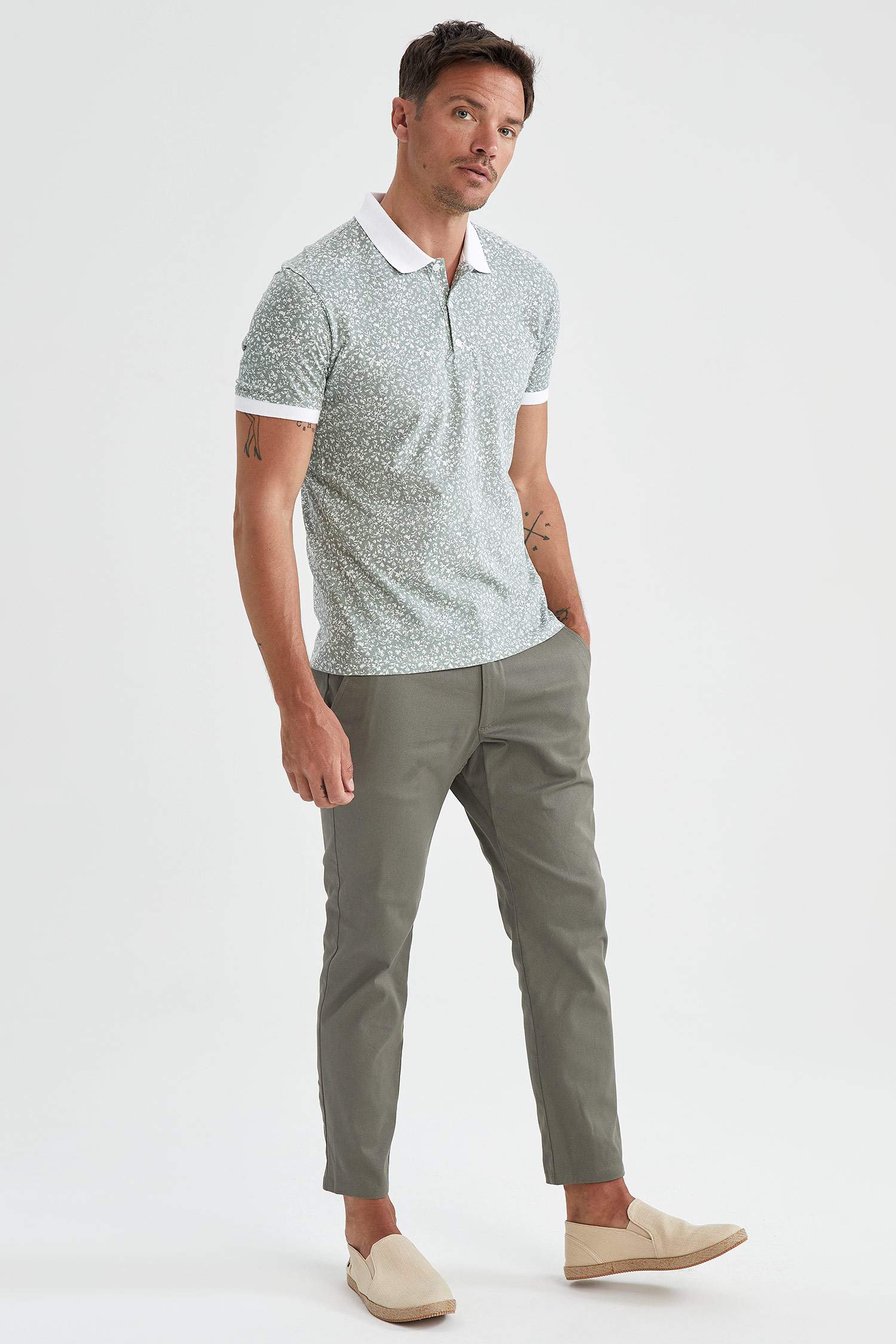 Slim Fit Polo Yaka Çiçek Desenli Kısa Kollu Tişört