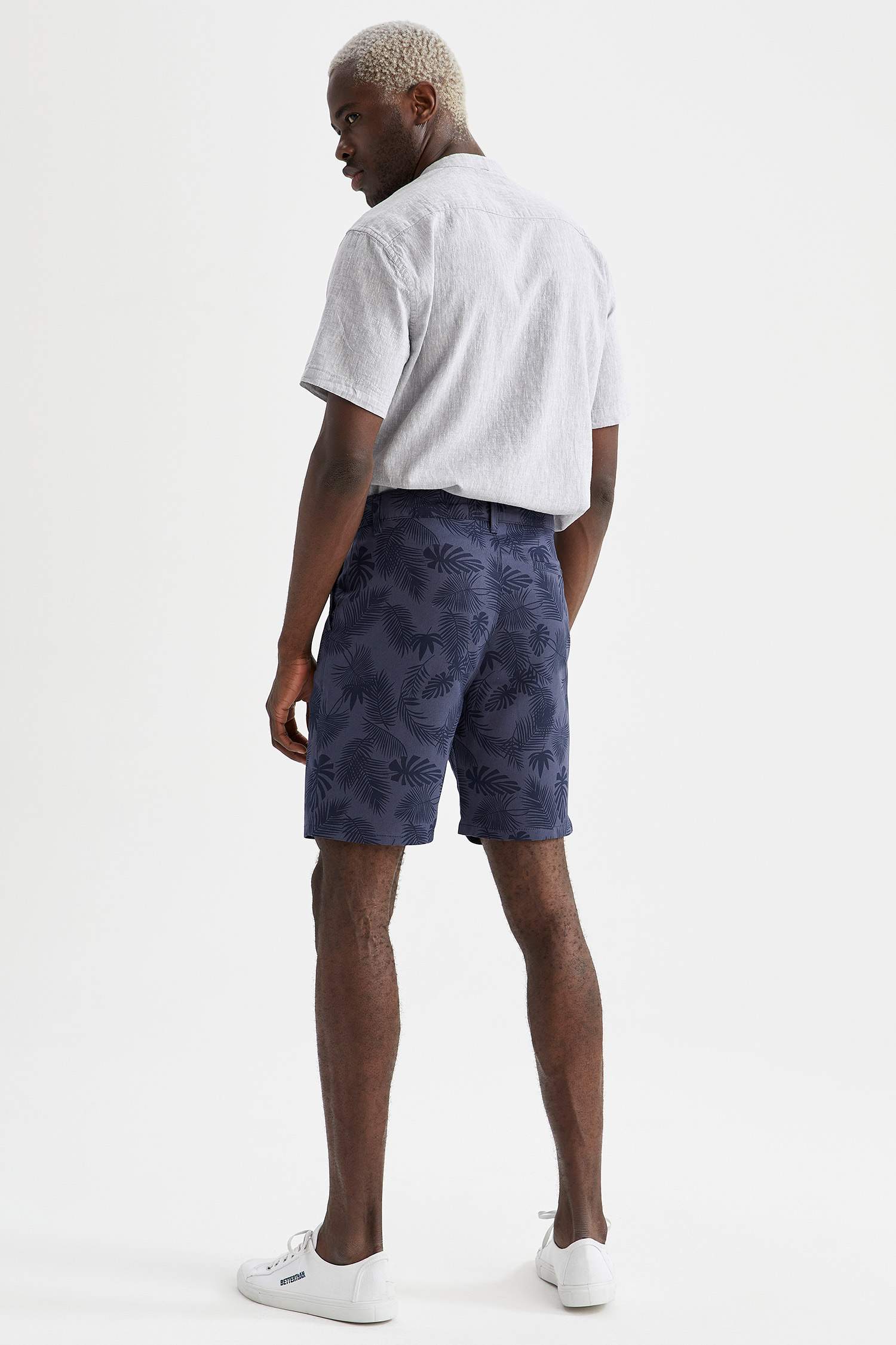 Slim Fit Yaprak Desenli Bermuda Şort
