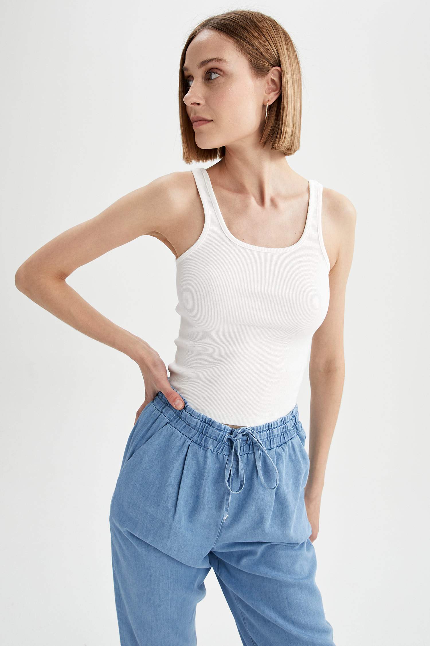 Organik Pamuklu Kare Yaka Slim Fit Crop Atlet