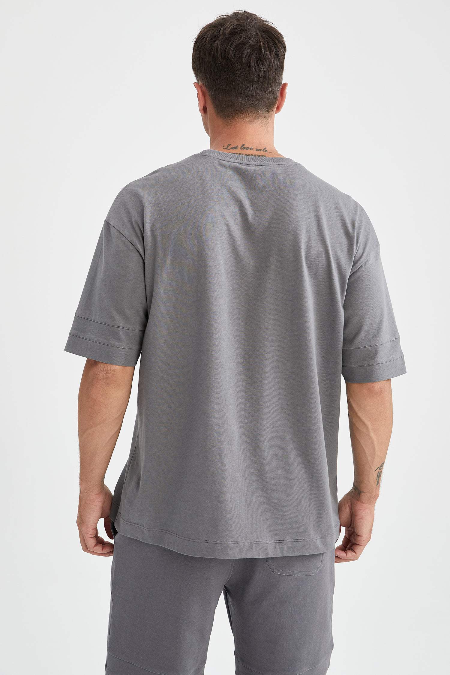 Oversize Fit Bisiklet Yaka Basic Kısa Kollu Tişört