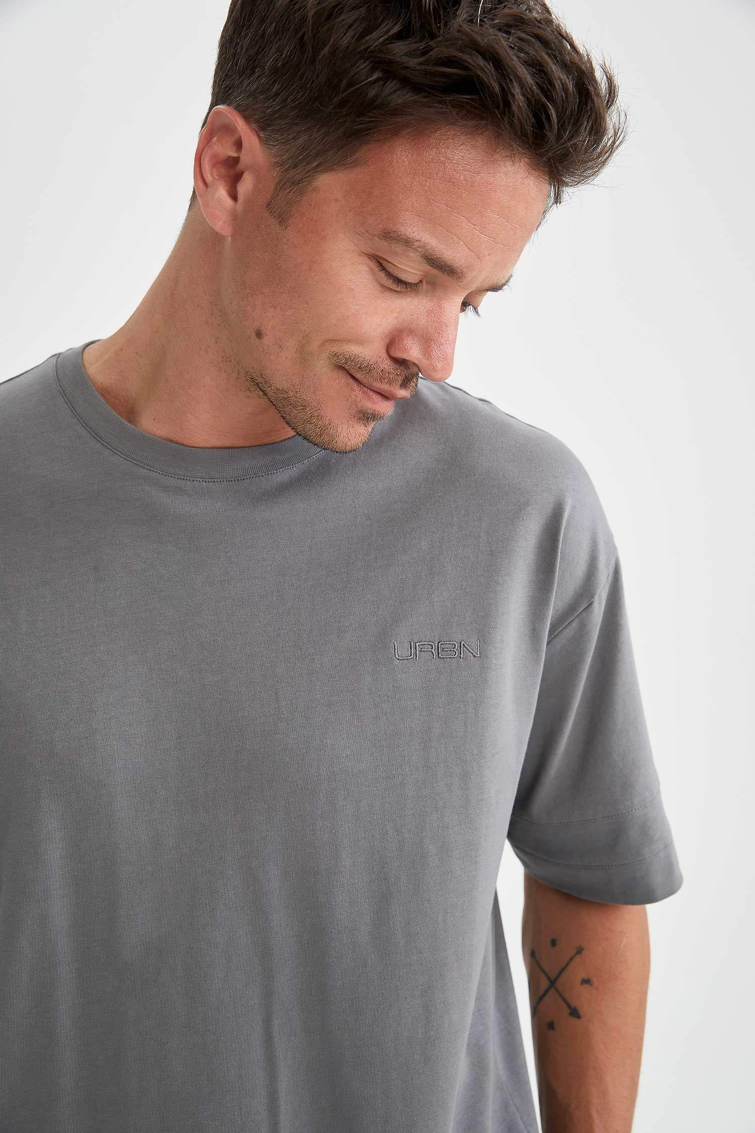 Oversize Fit Bisiklet Yaka Basic Kısa Kollu Tişört