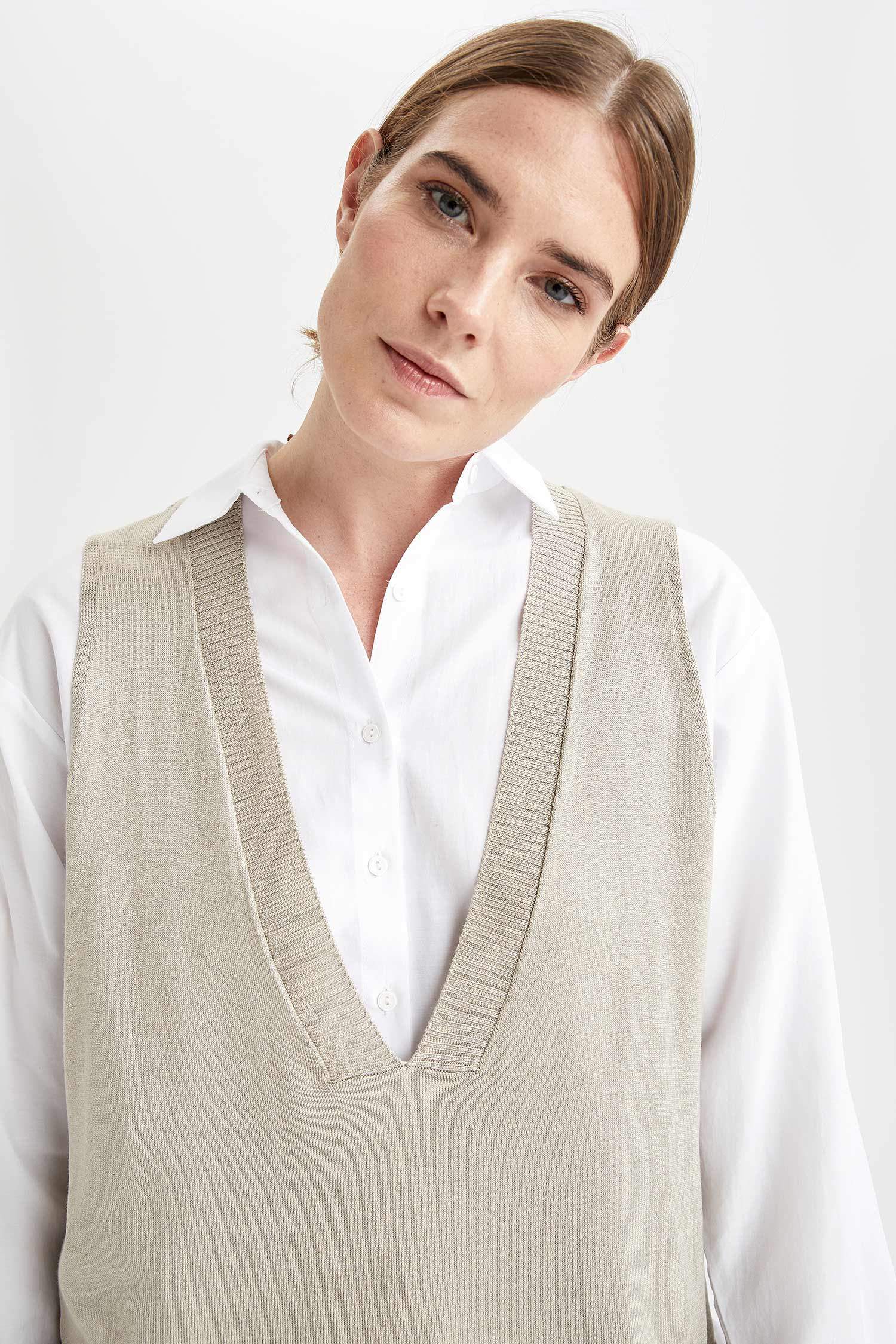 V Yaka Oversize Fit Yırtmaç Detaylı Triko Süveter
