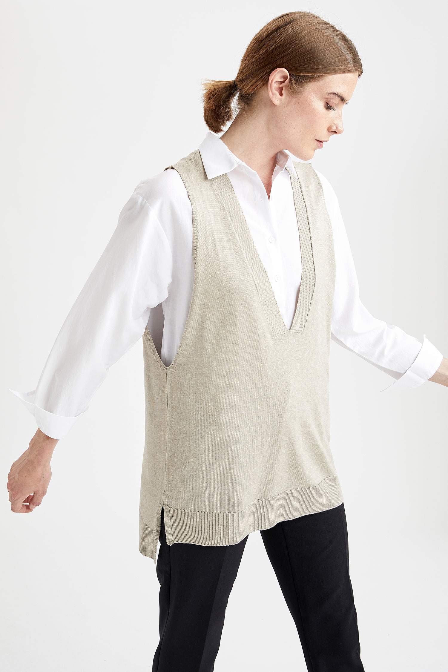 V Yaka Oversize Fit Yırtmaç Detaylı Triko Süveter