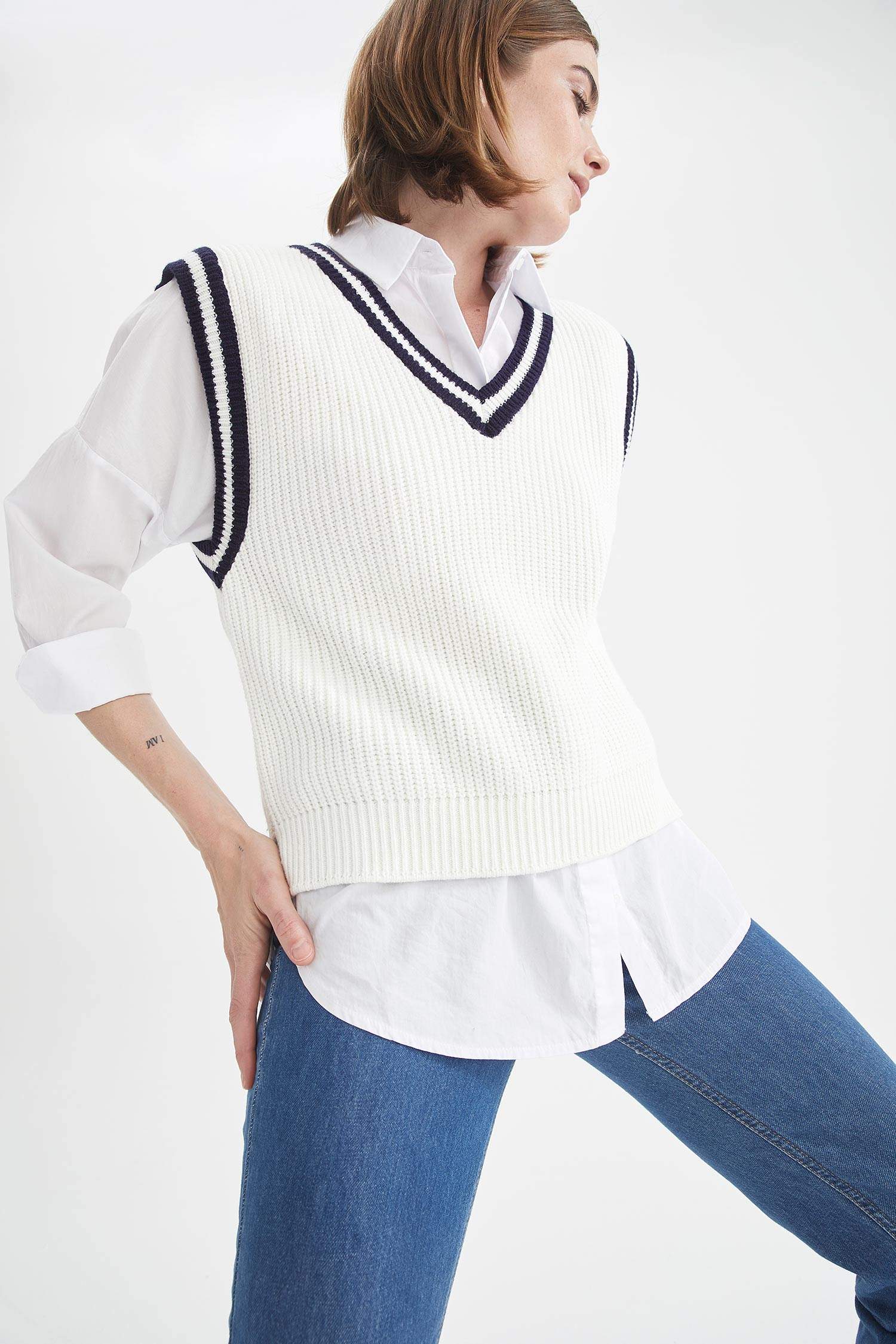 Şerit Detaylı V Yaka Oversize Fit Triko Süveter