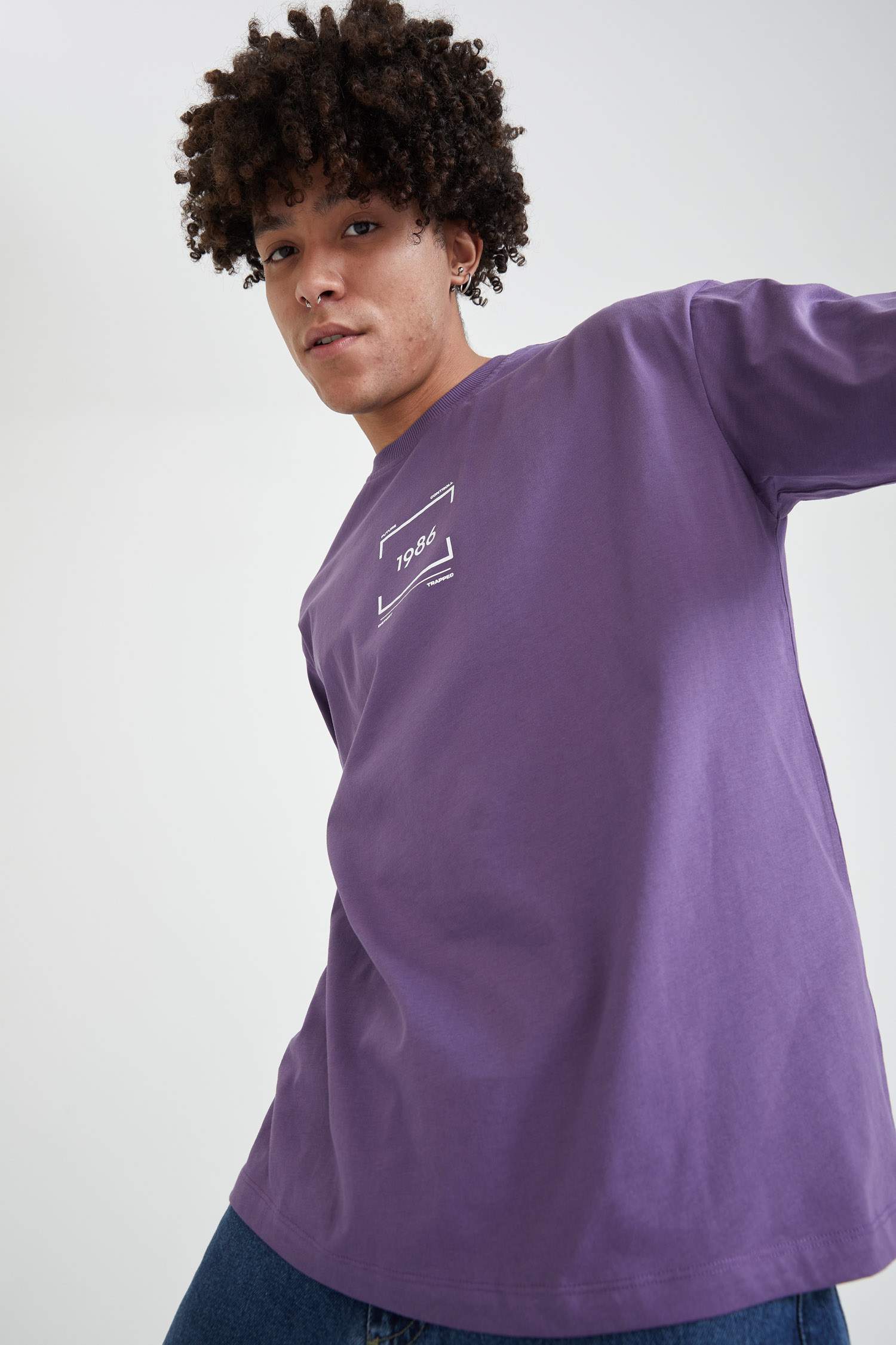 Oversize Fit Bisiklet Yaka Sırtı 1986 Baskılı Kısa Kollu Tişört