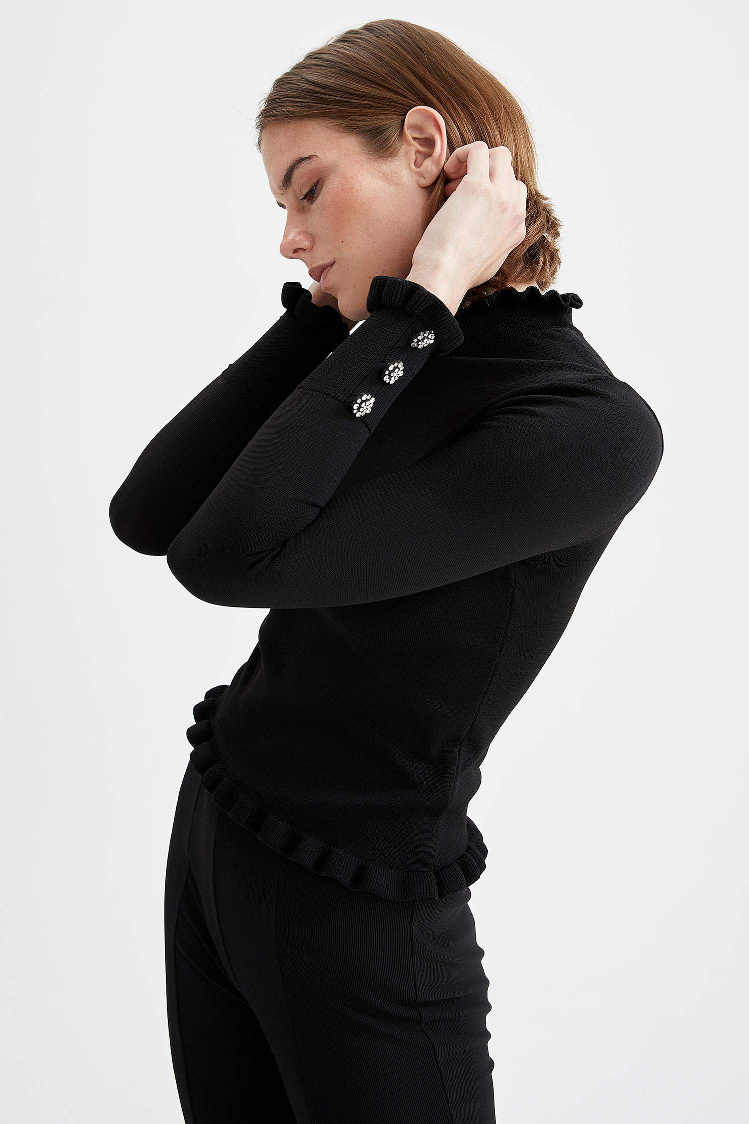 Fırfırlı Dik Yaka Kol Ucu Mücevher Düğme Detaylı Slim Fit Triko Kazak