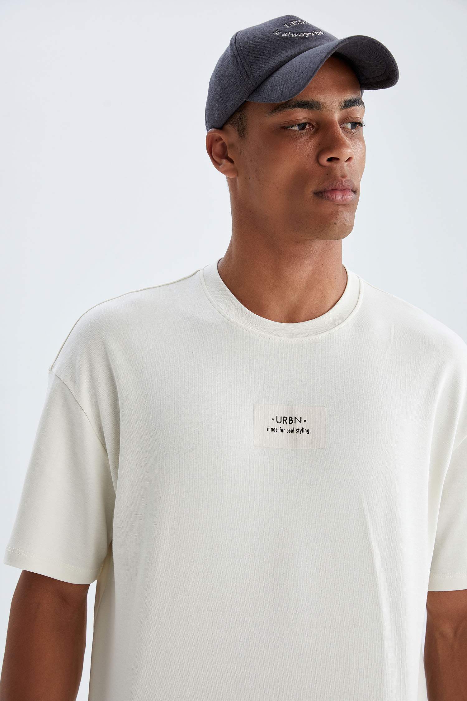 Oversize Fit Bisiklet Yaka Cepsiz Kısa Kollu Tişört
