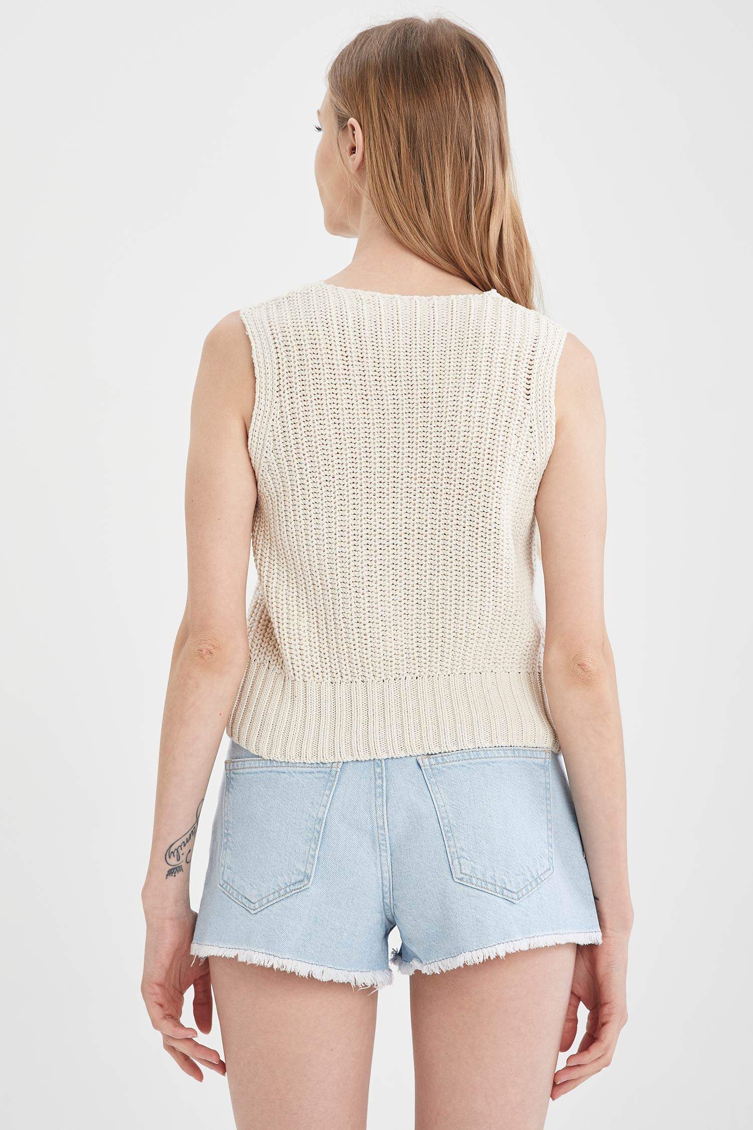 V Yaka Relax Fit Crop Triko Atlet