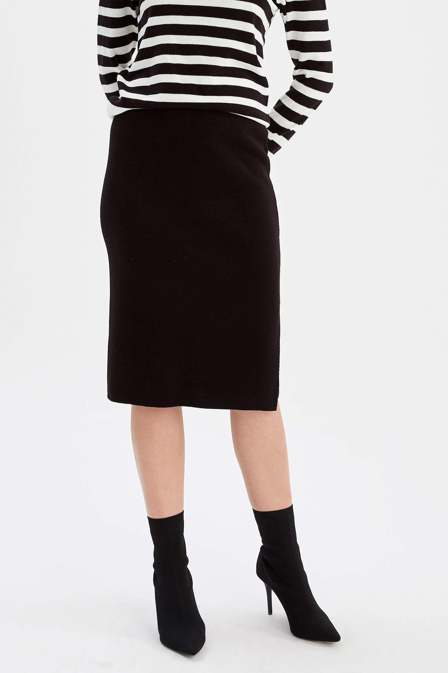 Yırtmaç Detaylı Slim Fit Triko Midi Etek