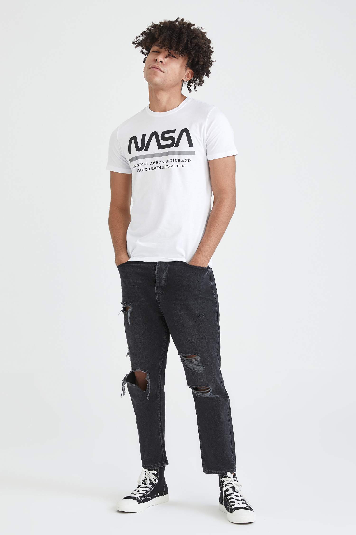 NASA Lisanslı Slim Fit Bisiklet Yaka Baskılı Kısa Kollu Tişört