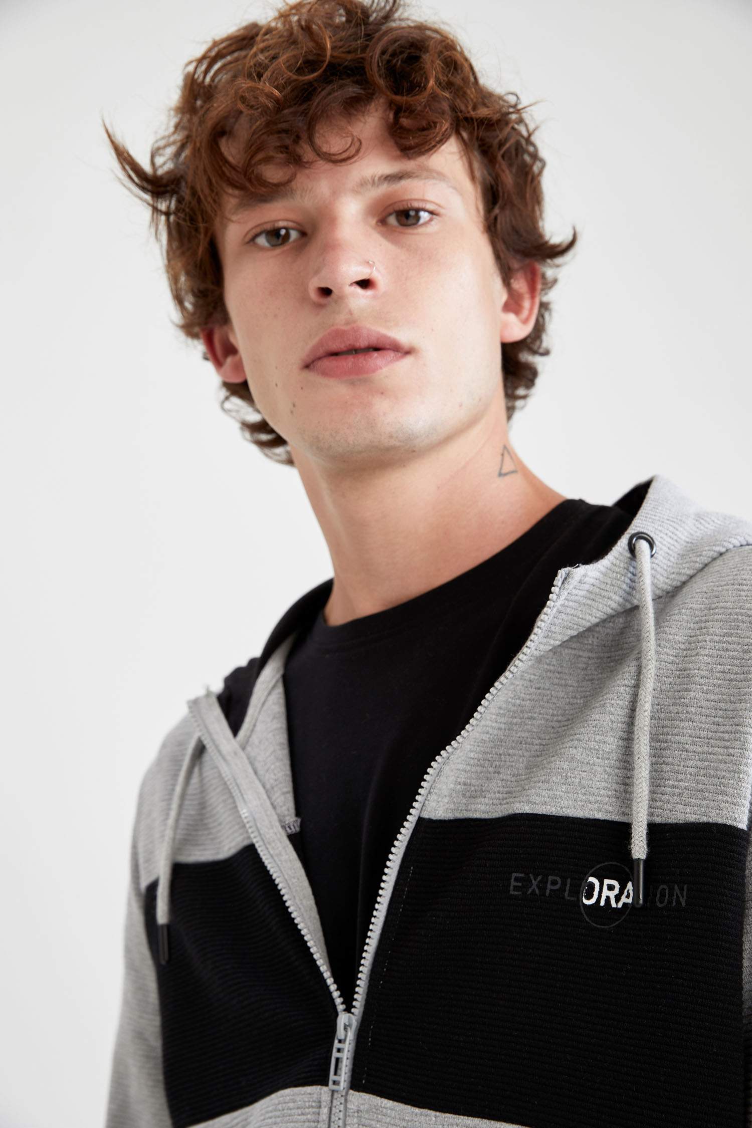 Kapüşonlu Renk Bloklu İçi Polarlı Fermuarlı Sweatshirt
