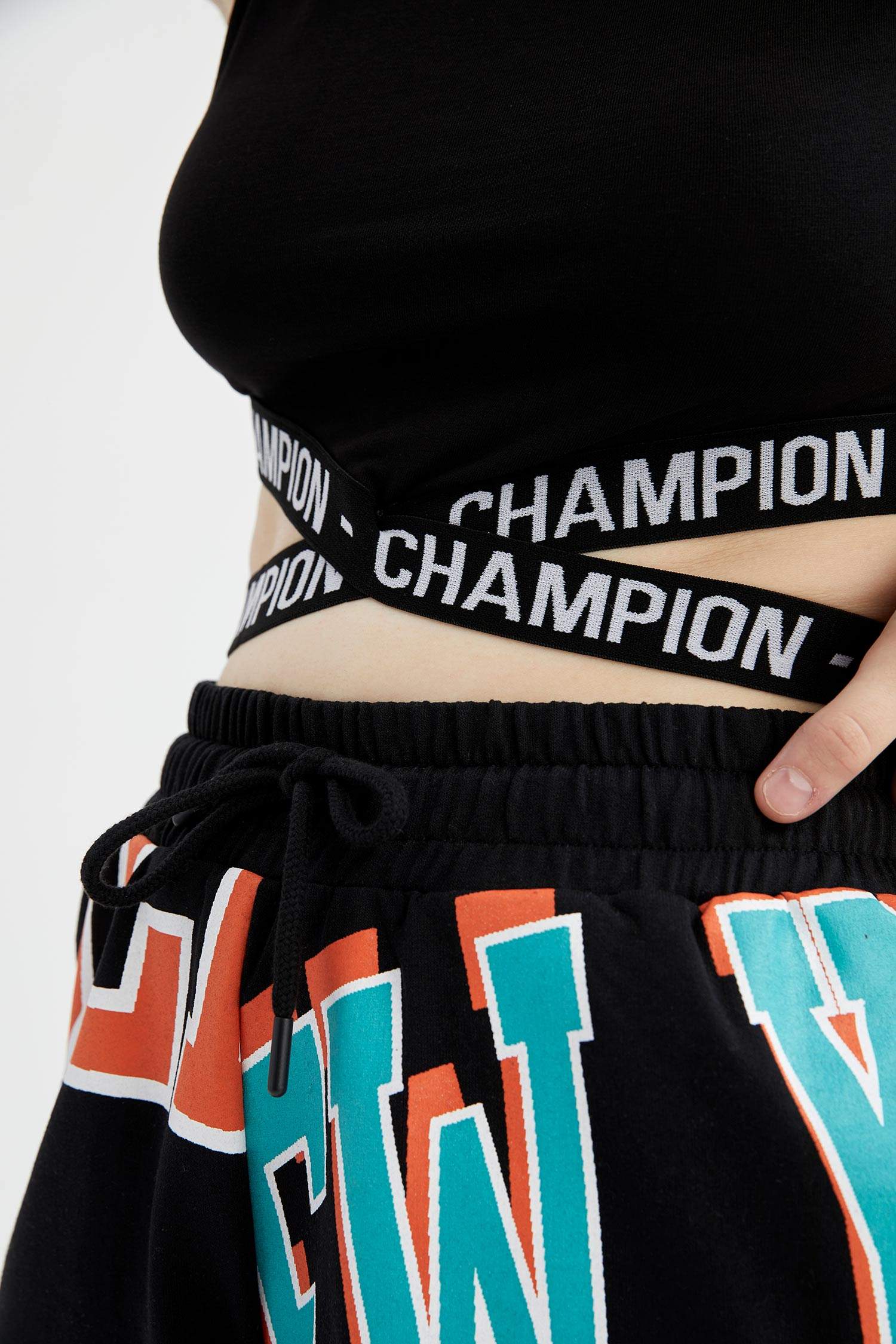 Coool Sırtı Slogan Baskılı İp Dekolteli Crop Top