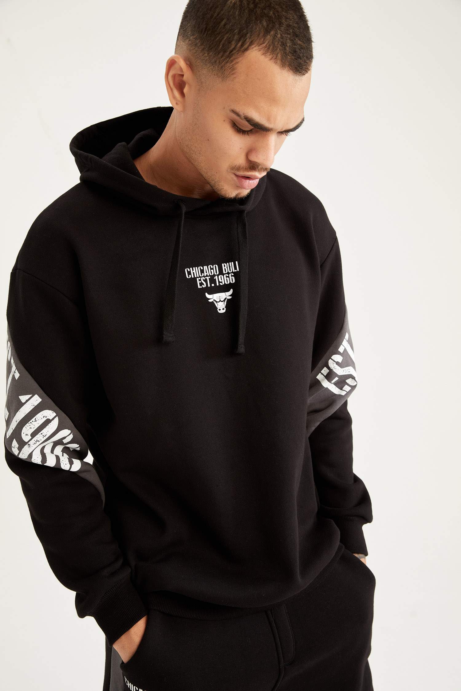 Chicago Bulls Lisanslı Oversize Fit Kapüşonlu Sırt Baskılı Uzun Kollu Pamuklu Sweatshirt