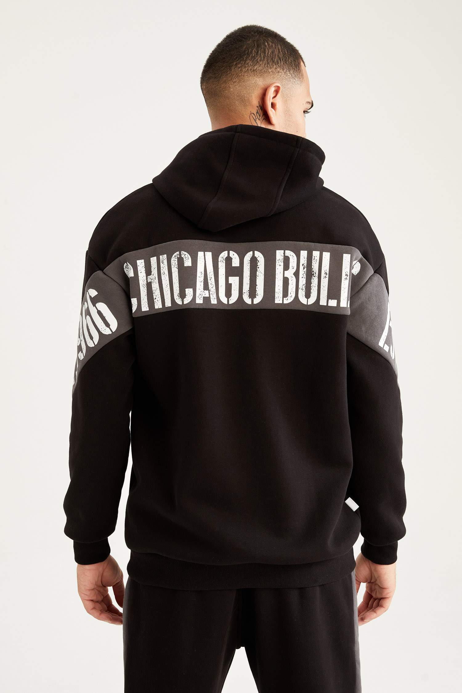 Chicago Bulls Lisanslı Oversize Fit Kapüşonlu Sırt Baskılı Uzun Kollu Pamuklu Sweatshirt