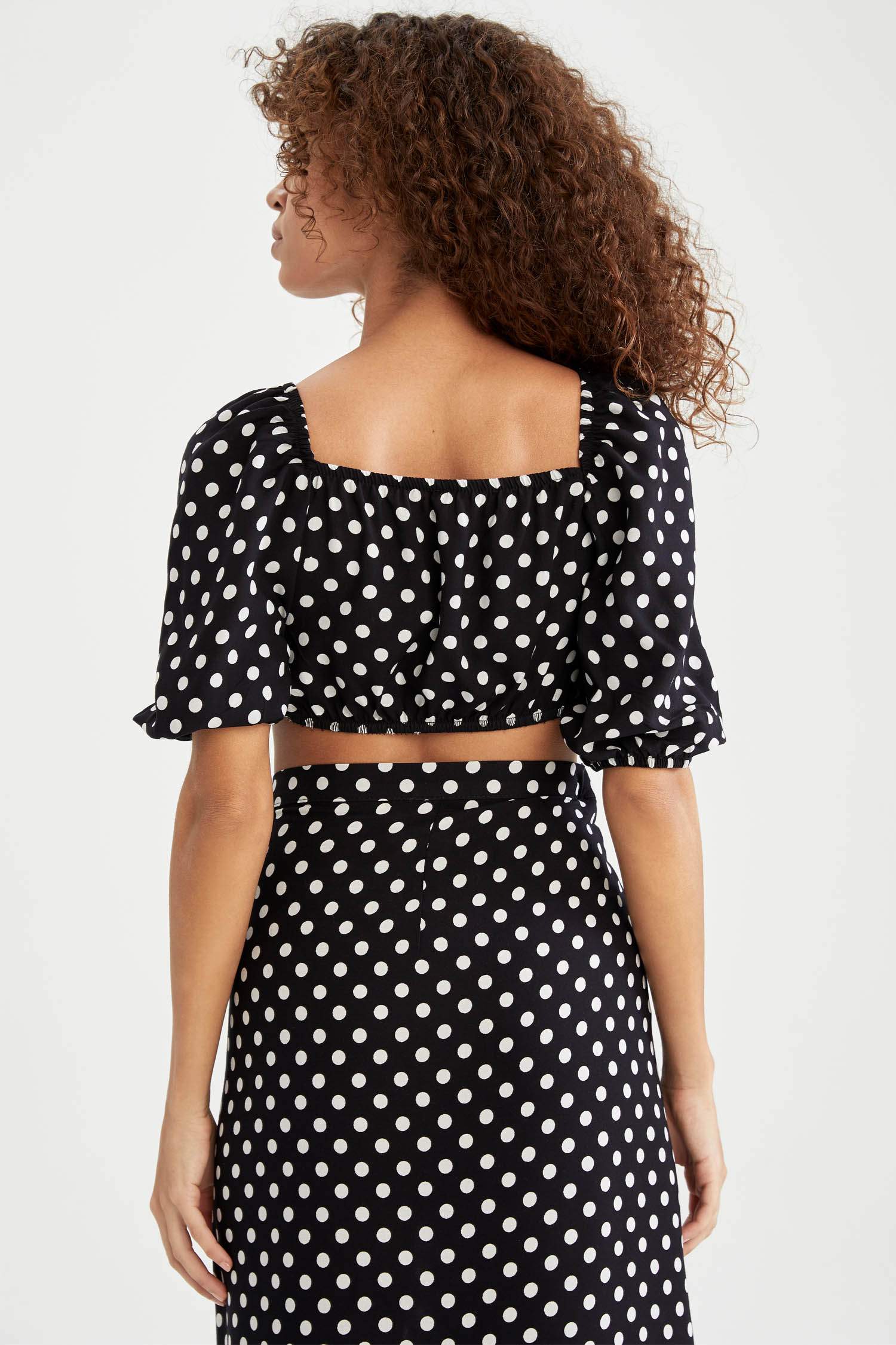 Puantiye Desenli Balon Kollu Önden Bağlamalı Crop Top