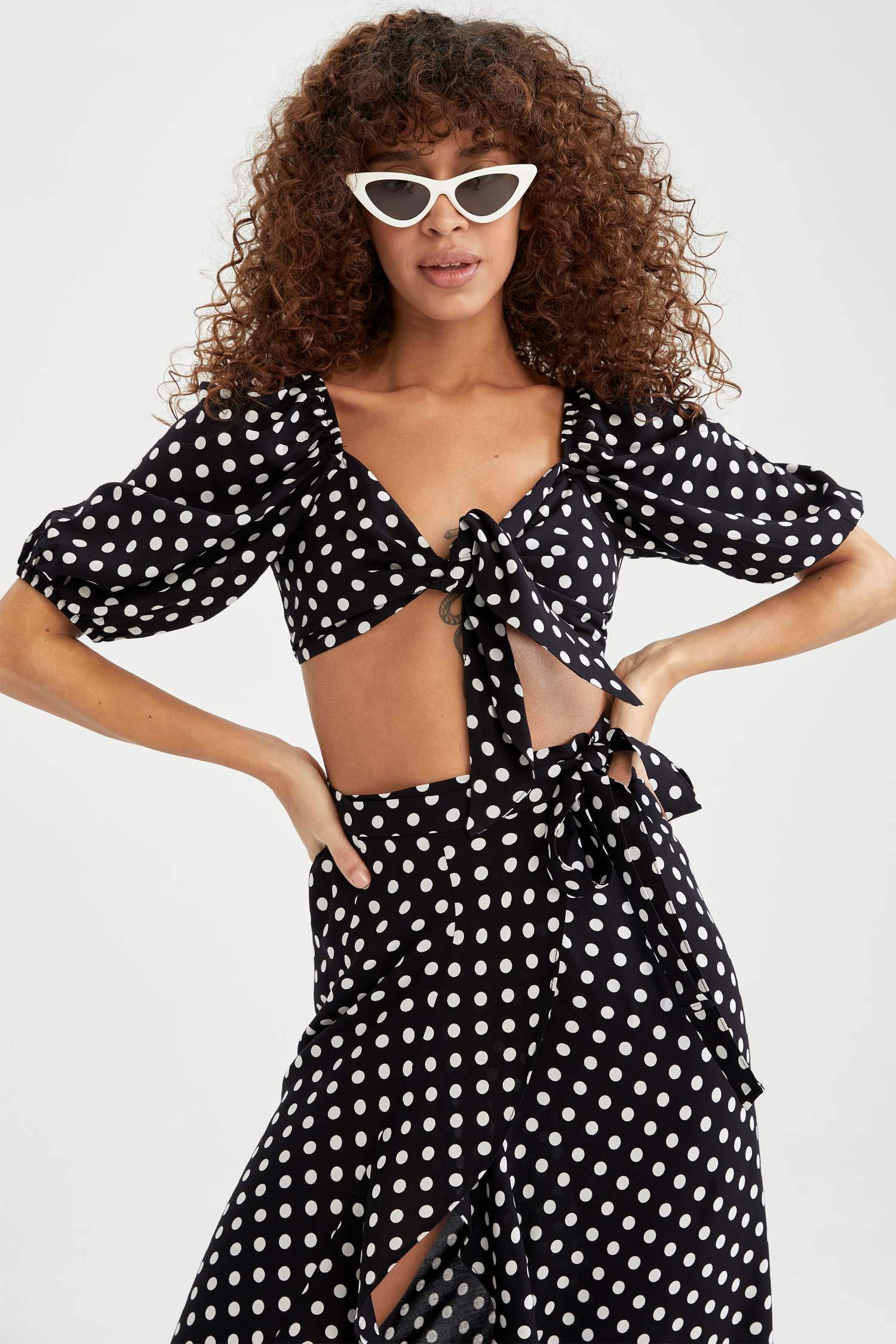 Puantiye Desenli Balon Kollu Önden Bağlamalı Crop Top