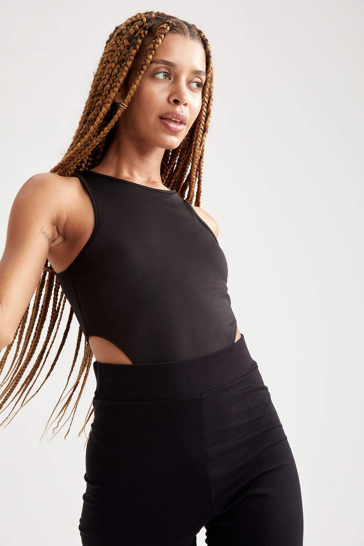 Halter Yaka Bel Detaylı Body
