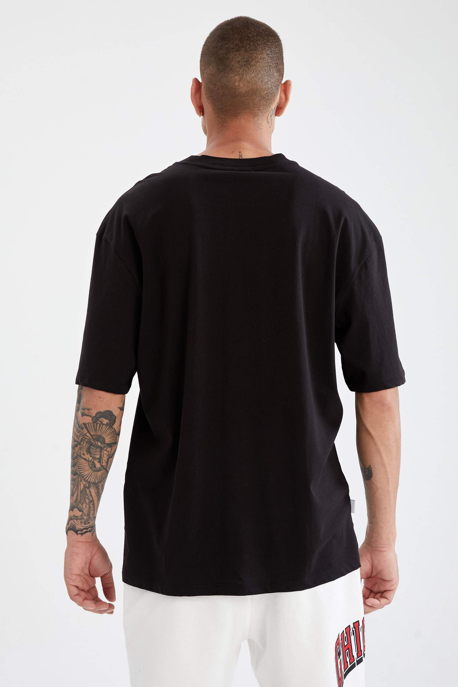 NBA Lisanslı Oversize Fit Bisiklet Yaka Kısa Kollu Tişört