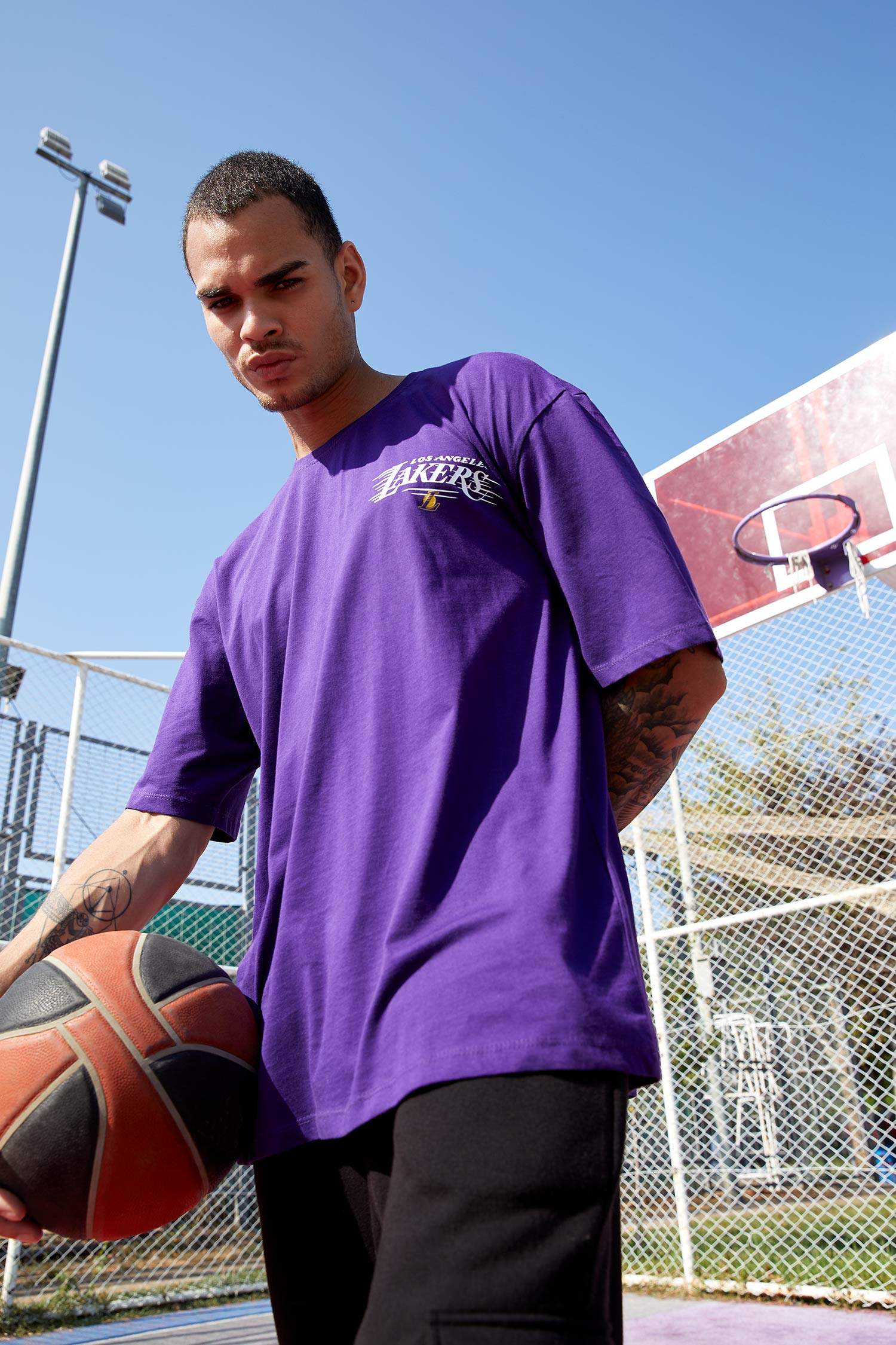 NBA Los Angeles Lakers Lisanslı Oversize Fit Sırt Baskılı Kısa Kollu Tişört