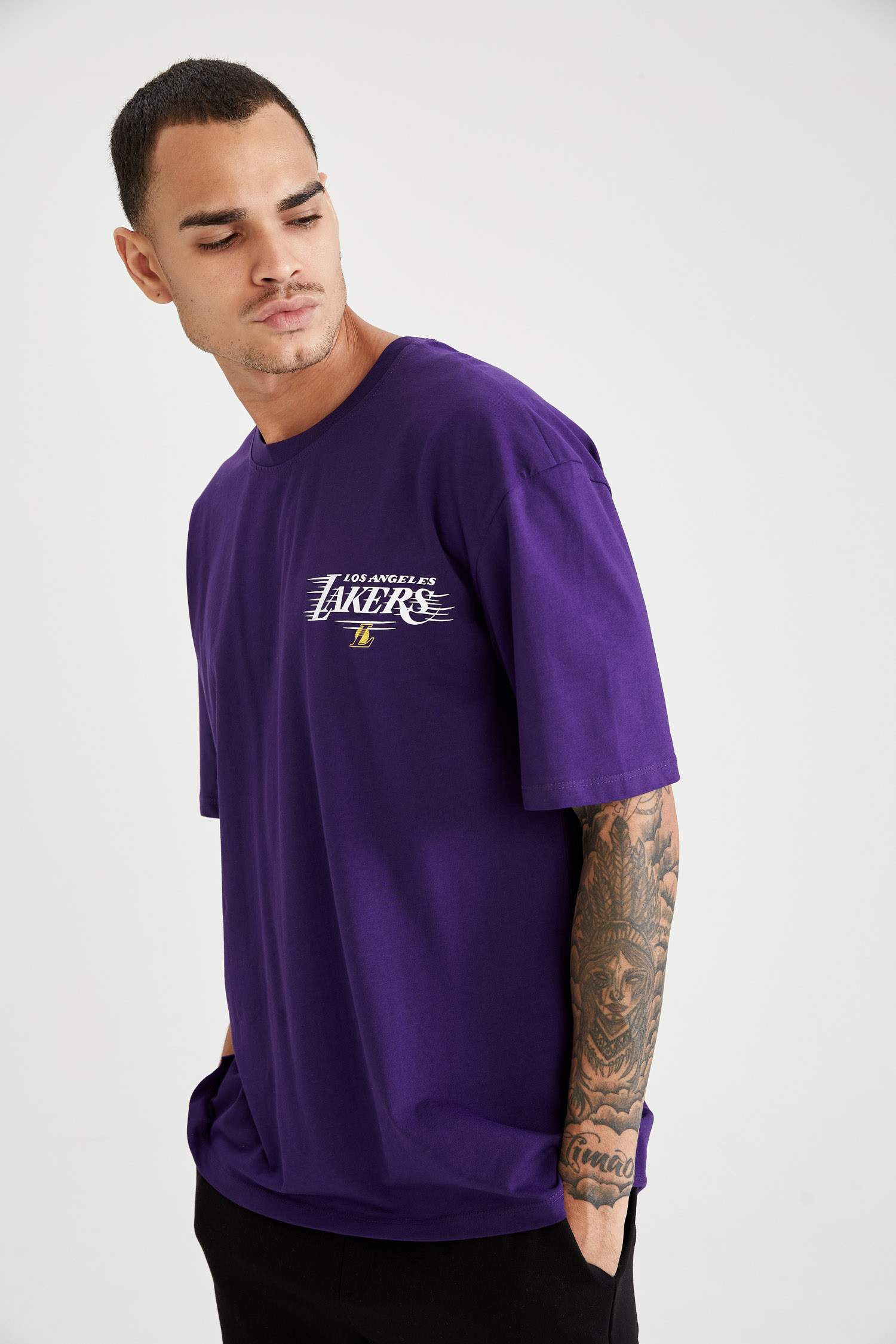 NBA Los Angeles Lakers Lisanslı Oversize Fit Sırt Baskılı Kısa Kollu Tişört