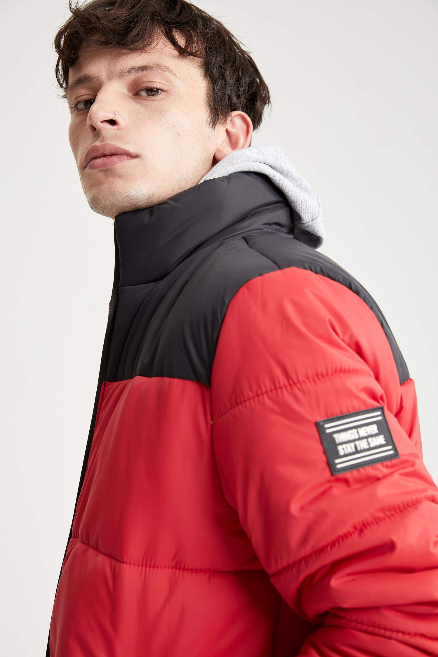 Regular Fit Dik Yaka Renk Bloklu Şişme Mont
