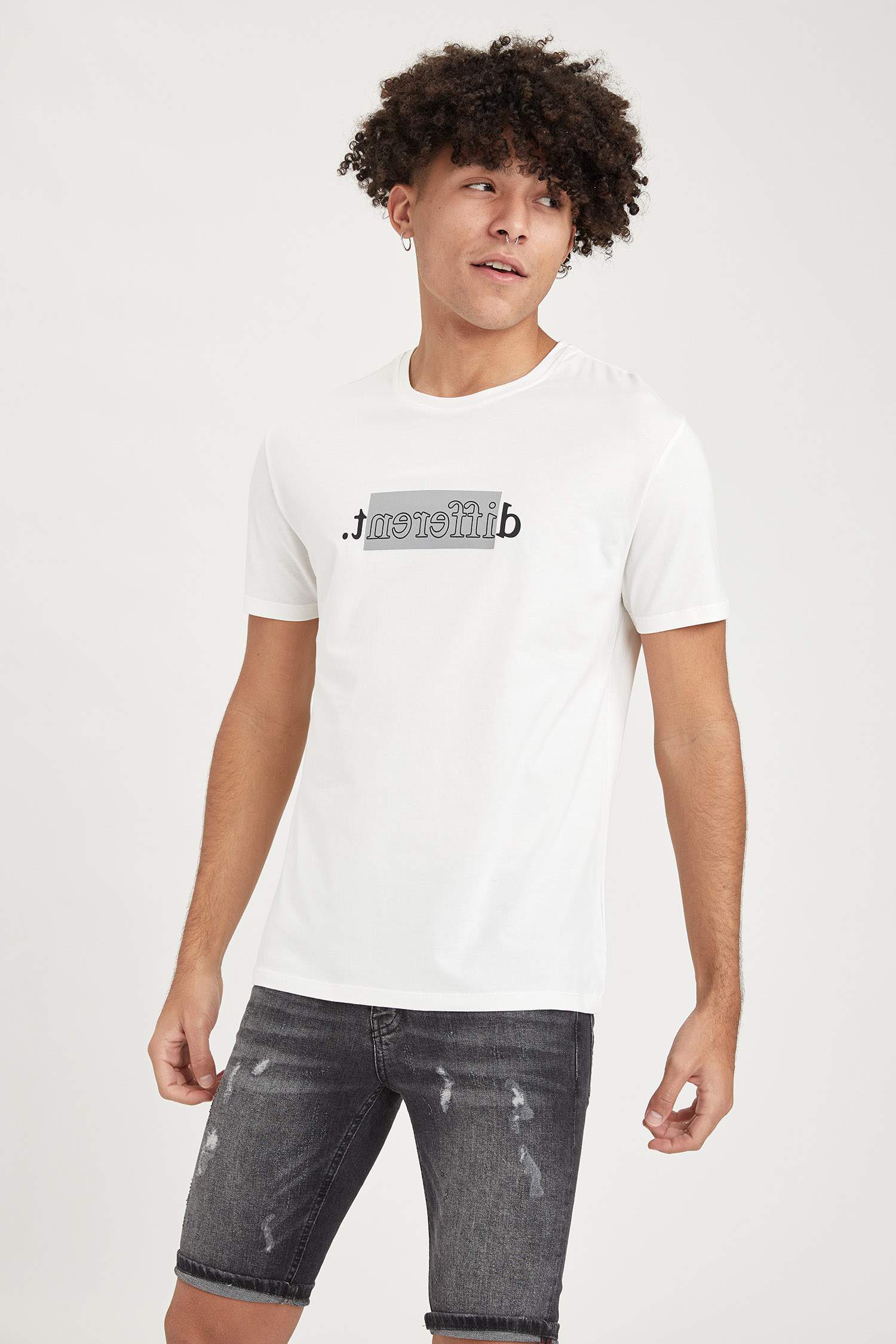 Regular Fit Bisiklet Yaka Different Baskılı Kısa Kollu Tişört